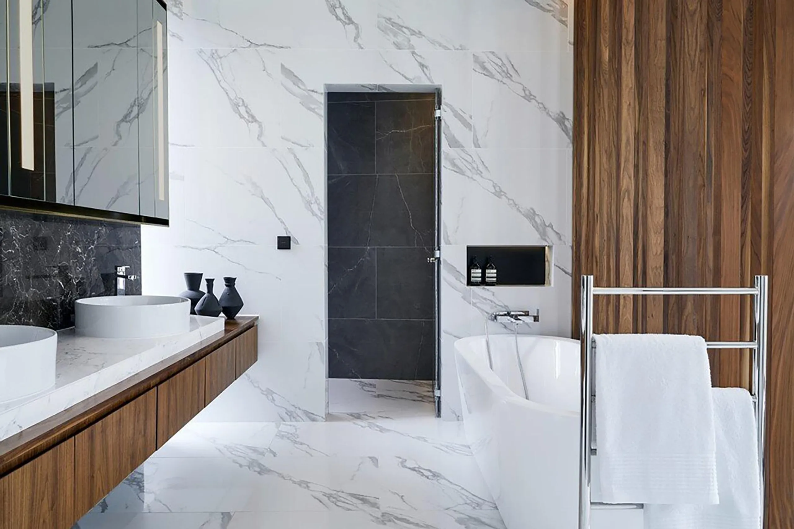 Ultimate Comfort Unveiled Ocean View and Panoramic Mountain Vistas — photograph 9