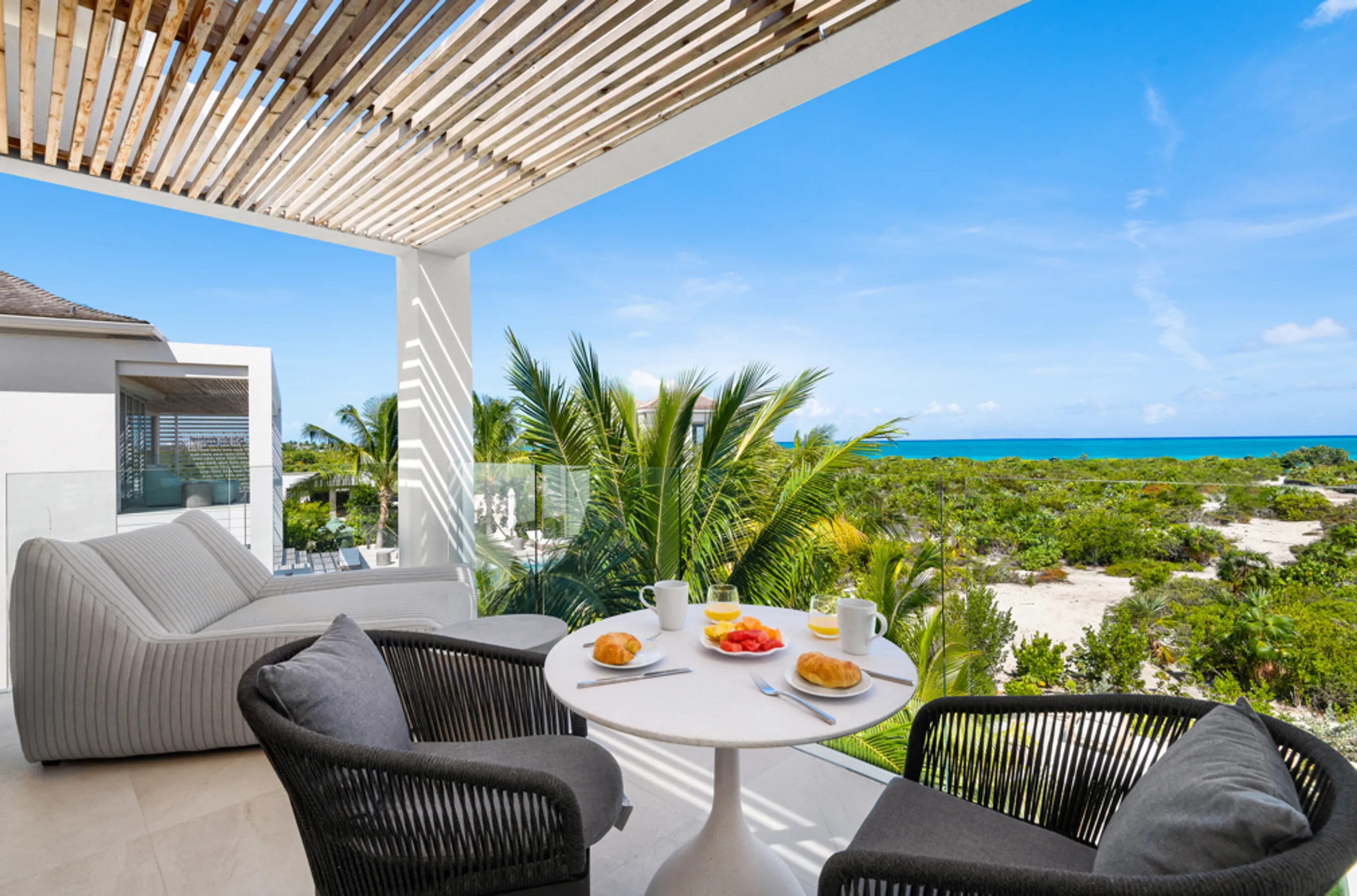 Grace Bay Contemporary Estate with Infinity Pool and Stunning Views — photograph 2