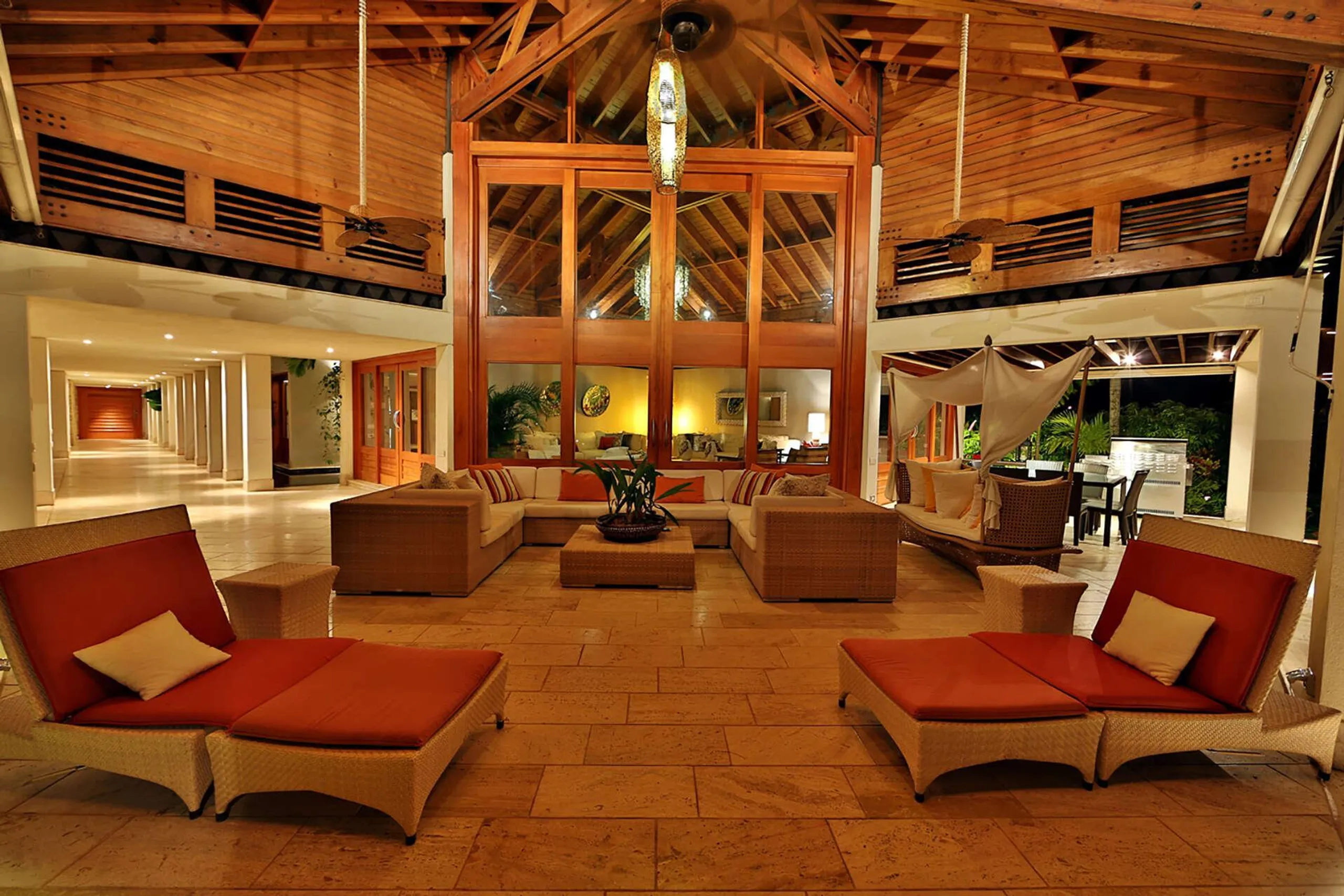 Tropical Architectural Villa with Private Pool and Country Club Access — photograph 5