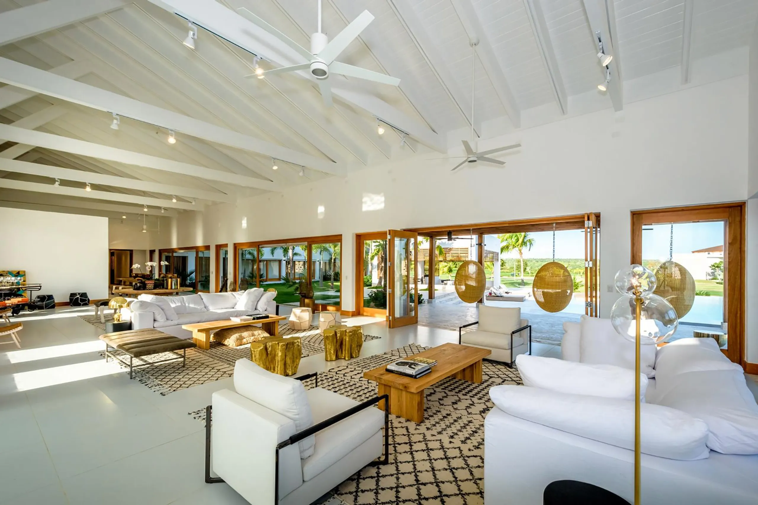 Comfortable and Luxurious Modern Retreat with Swimming Pool and Golf Course Views — photograph 7