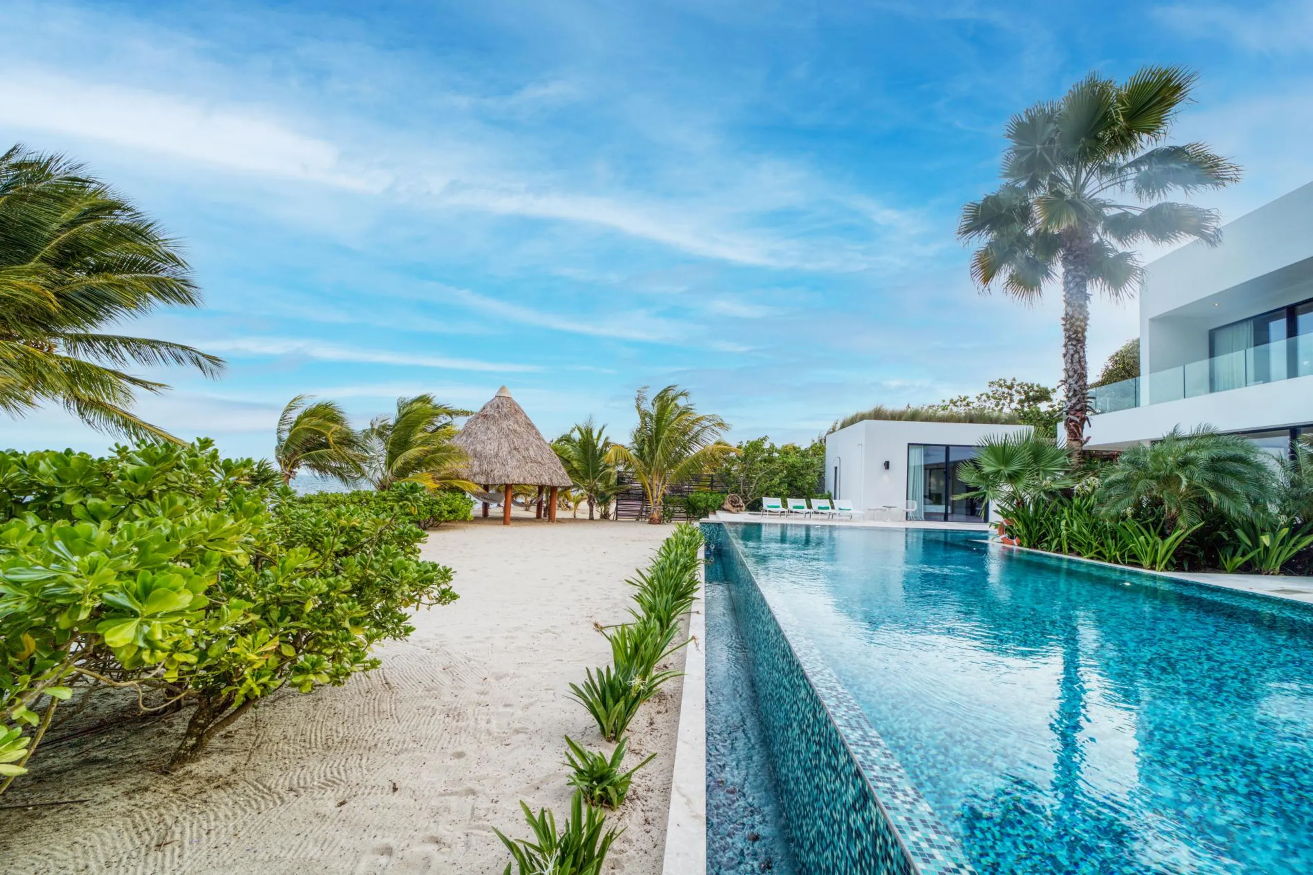 Modern 5-Bedroom Beachfront Villa in Placencia with Infinity Pool & Private Pier — photograph 4