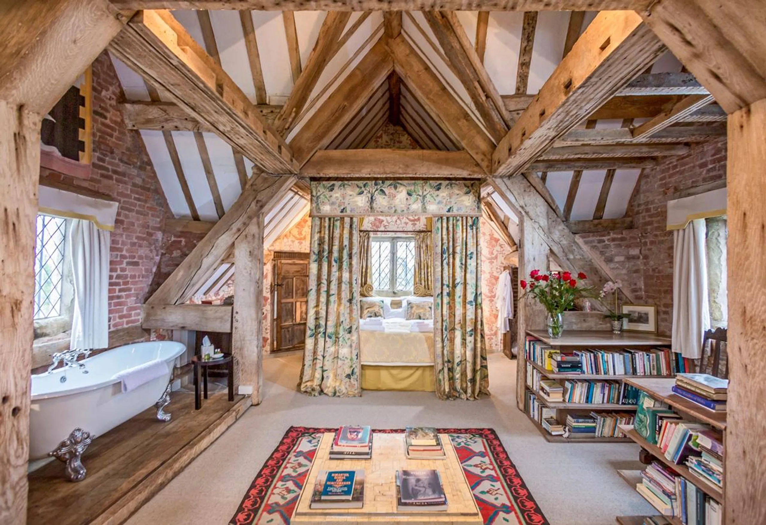 Serene Historic Villa with Sun Terraces and Garden Views of Ancient Woodland — photograph 2