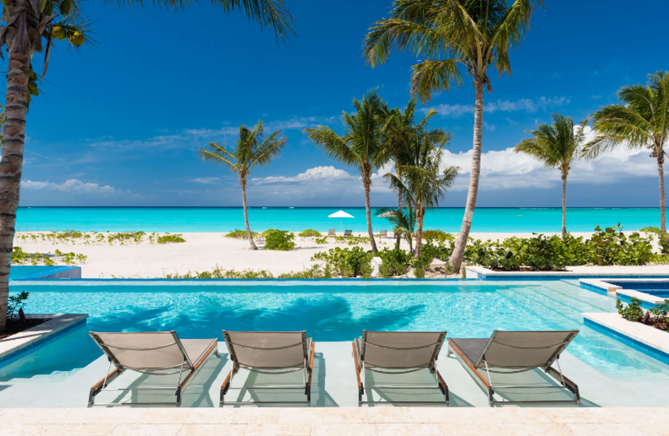 Stunning Luxury Beachfront Villa with Private Pool and Incredible Ocean Views — photograph 3