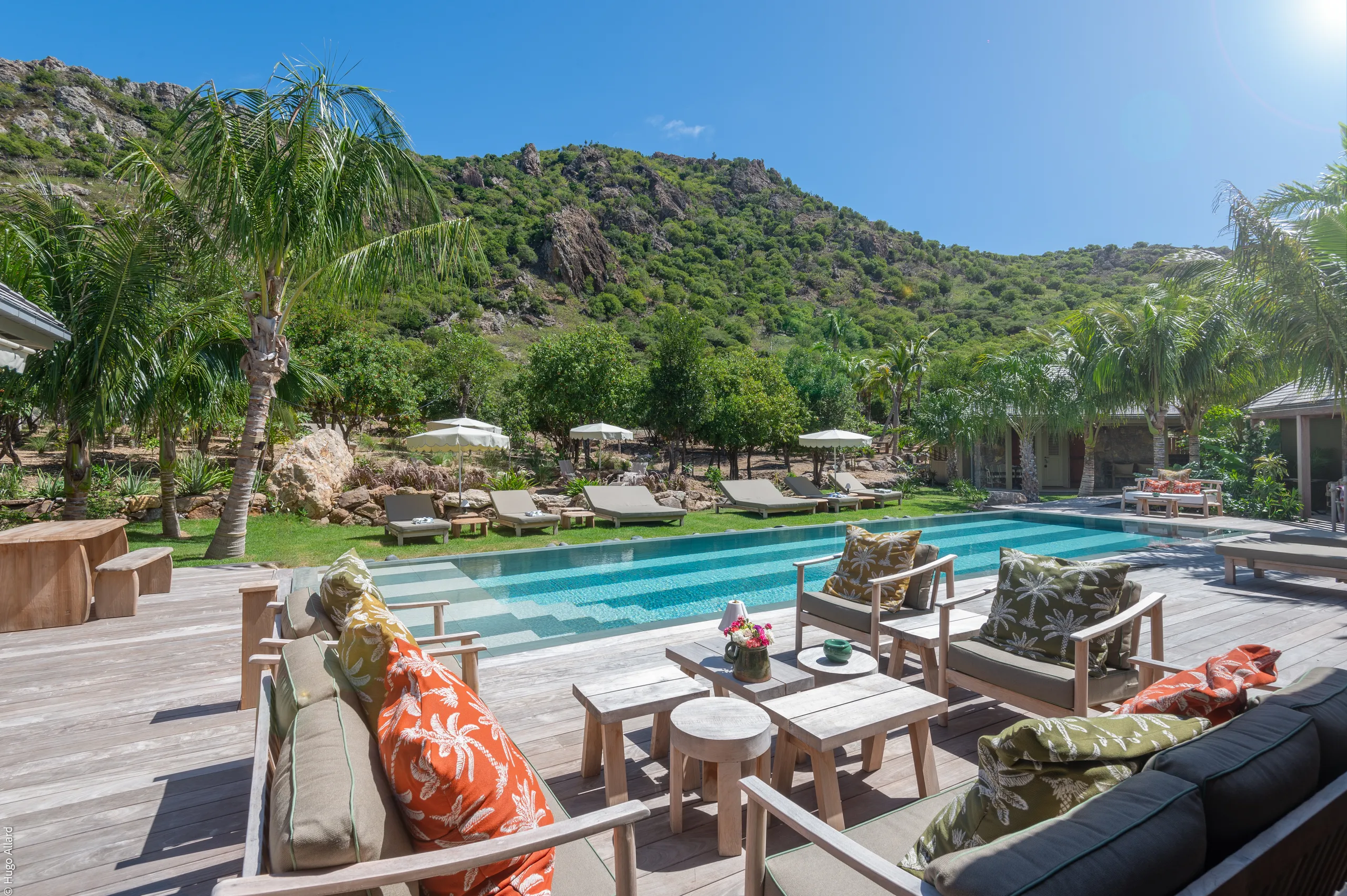 Classic-Meets-Modern Villa with Pool & Private Grounds — photograph 4
