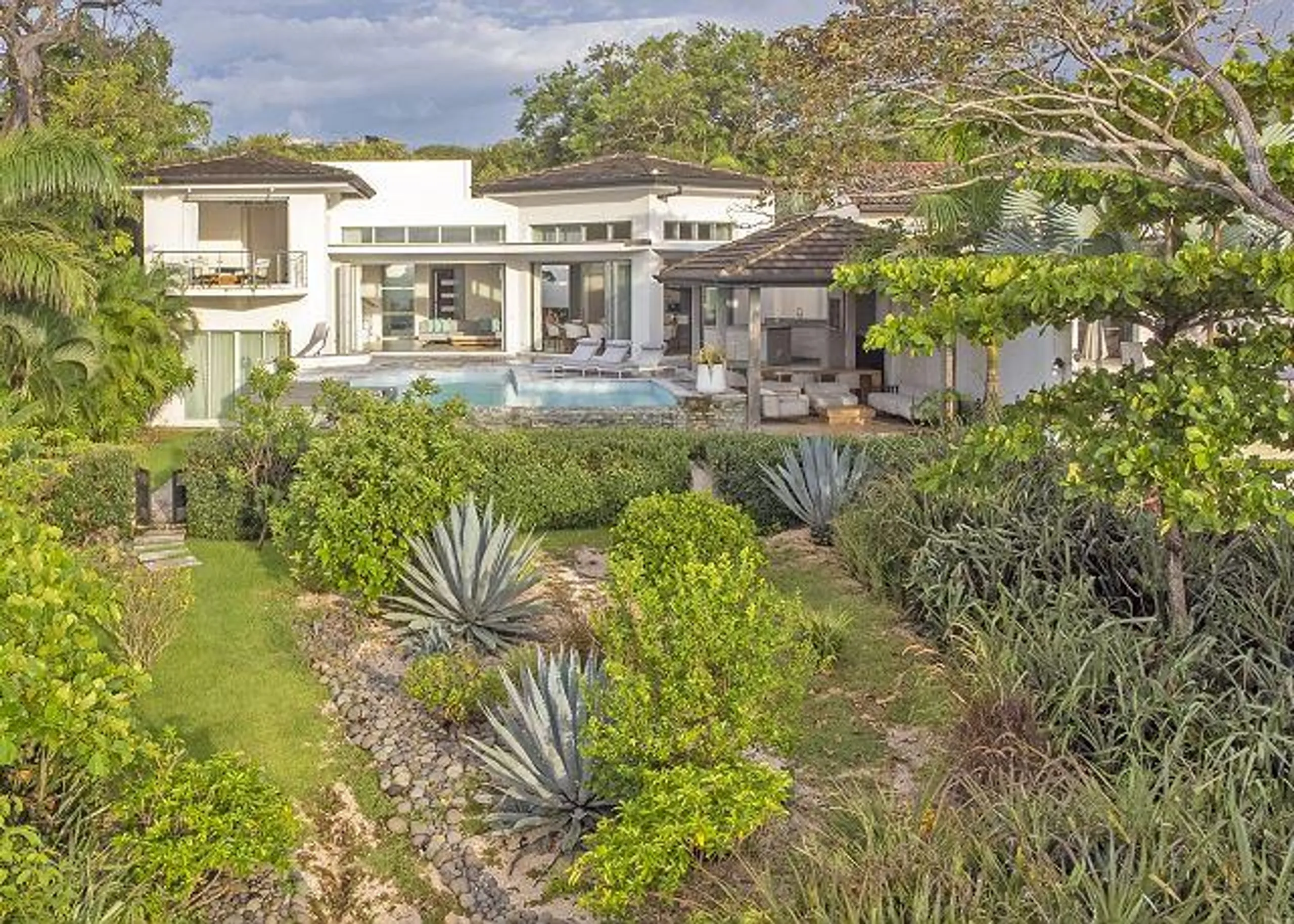 Gorgeous Beach Front Contemporary Modern Villa with Infinity Pool, Playa Langosta