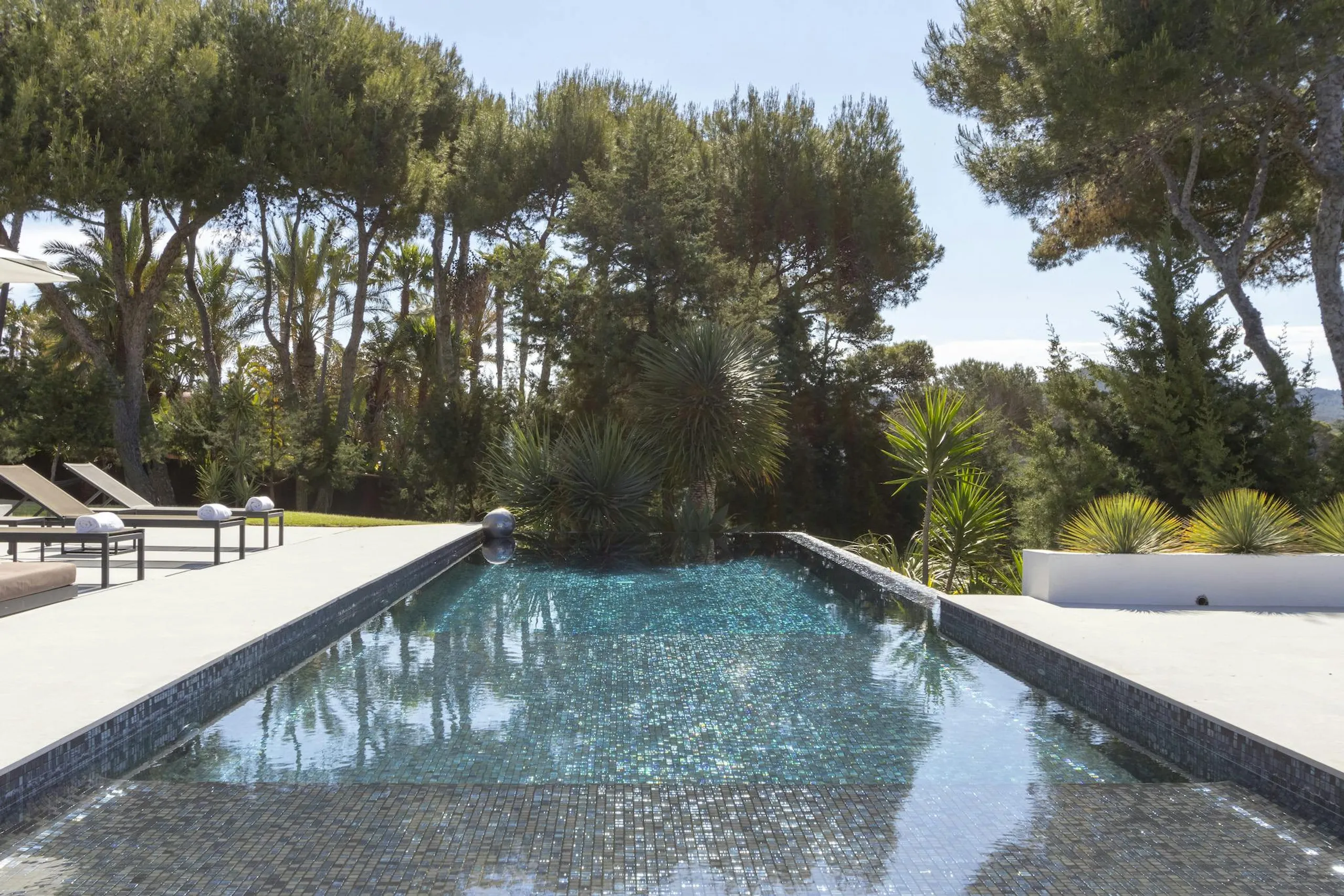 Deluxe Oceanview Villa in Ibiza with Infinity Pool and Sun Deck — photograph 8
