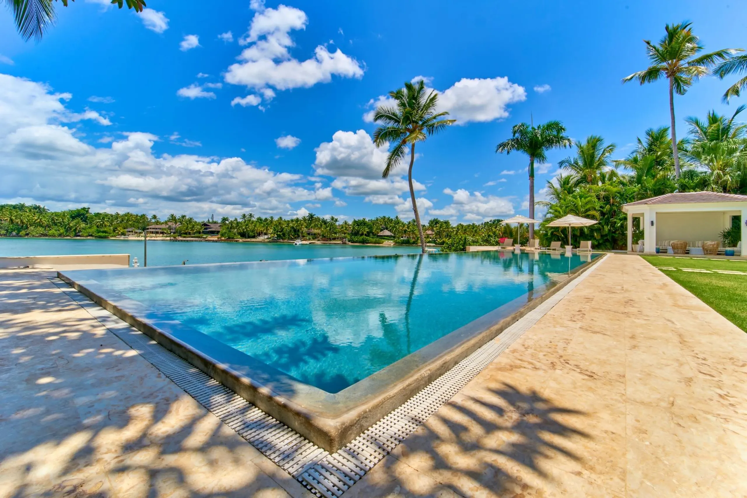 Sumptuously Furnished Villa with Private Pool and Bay Views — photograph 3