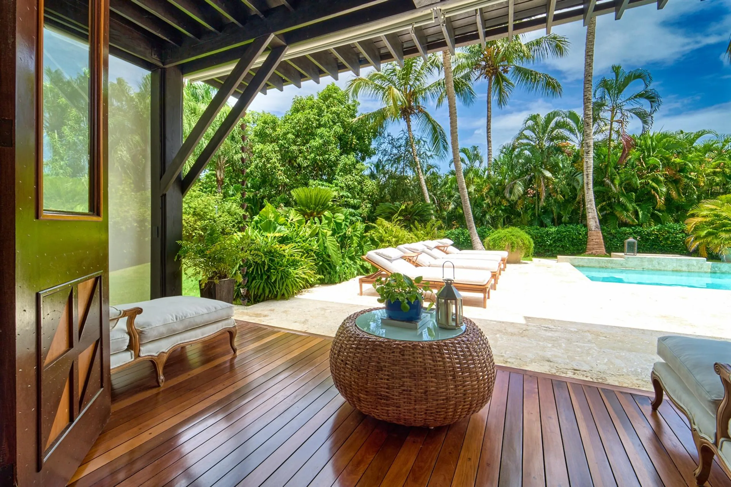 Elegant Boutique Villa with Private Pool, Lush Garden and Charming Gazebo — photograph 5