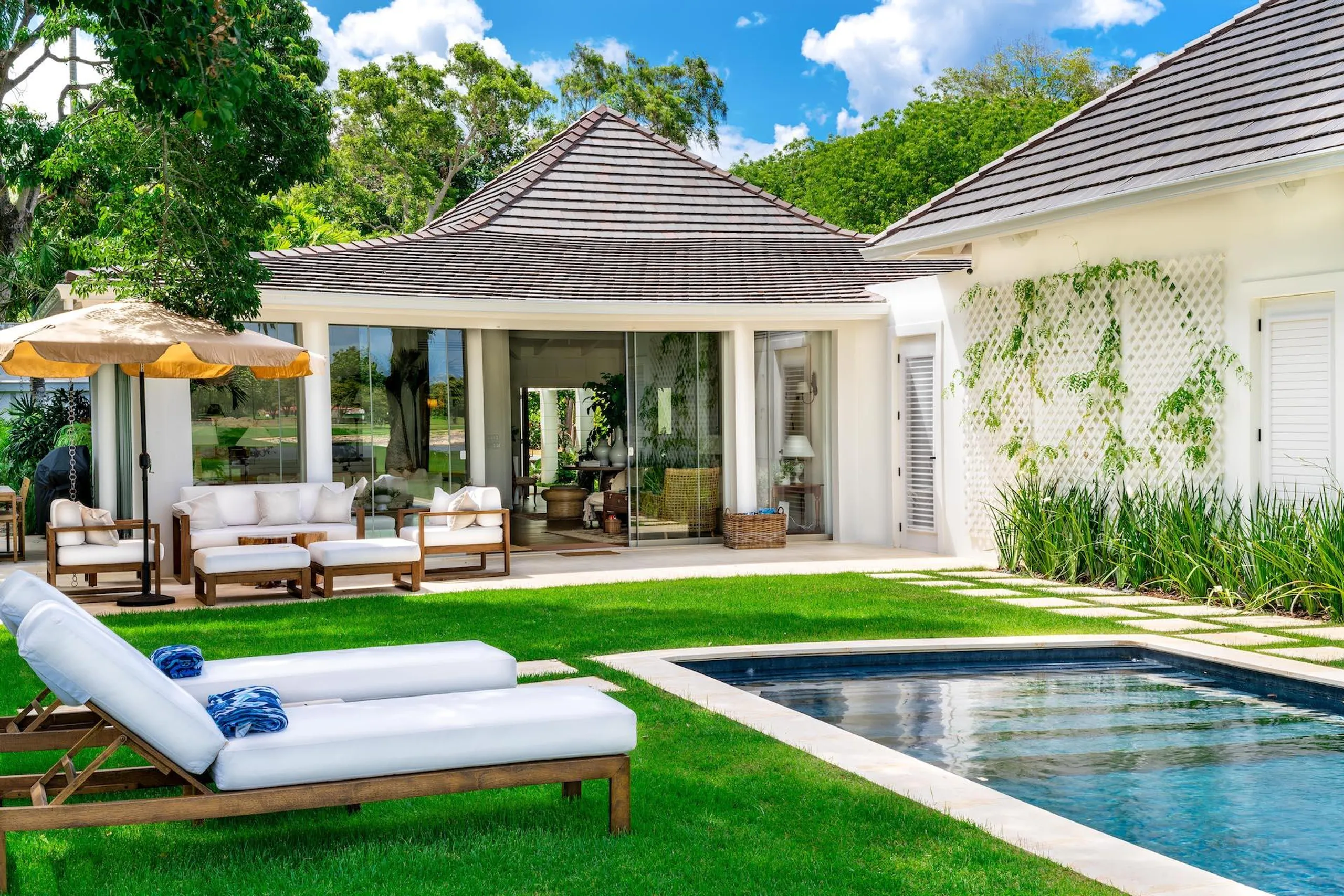 Glorious Fully Air-conditioned Villa with Private Pool and Picturesque Lake Views — photograph 3