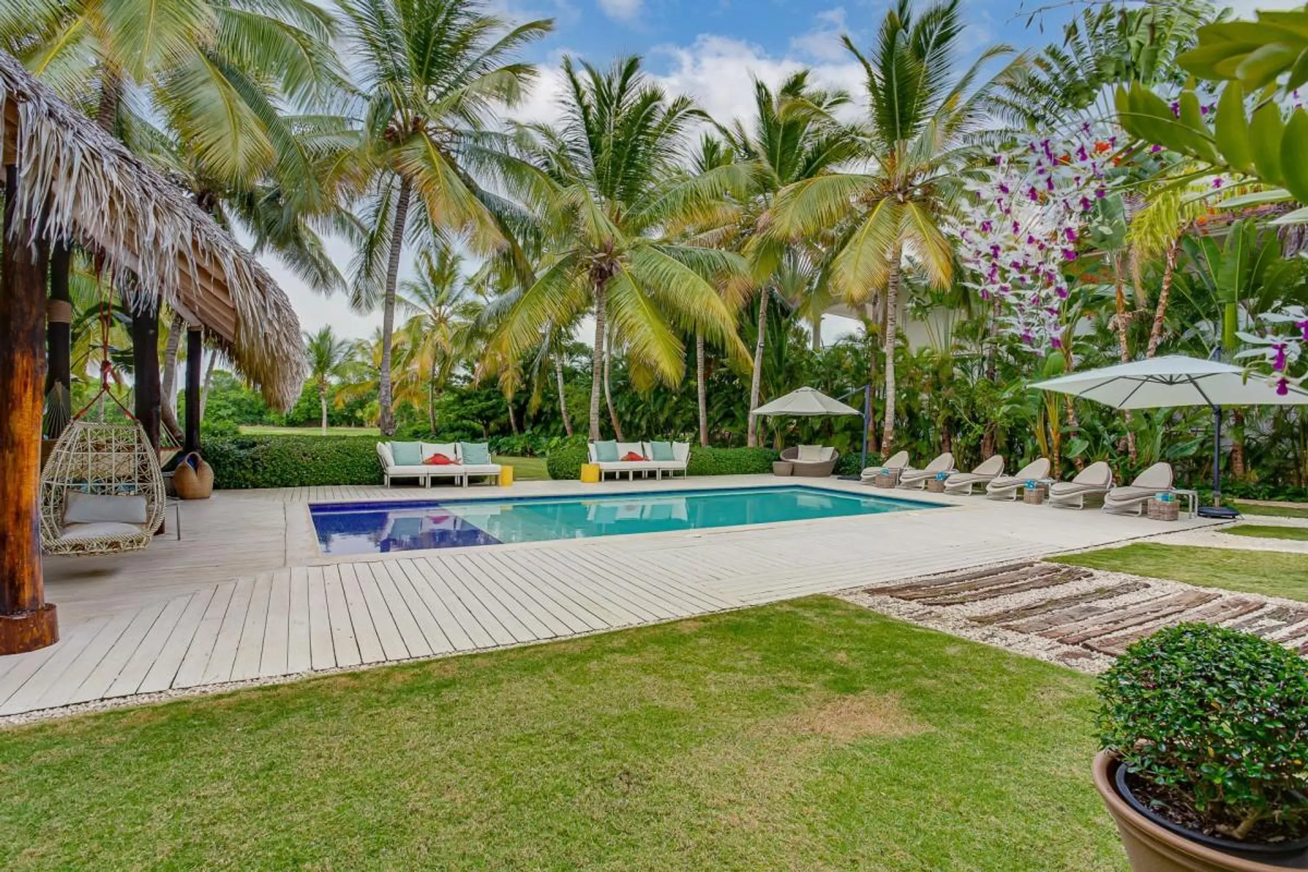 Fantastic Sustainable Villa with Palatial Pool Overlooking La Cana Golf Course in Punta Cana — photograph 2