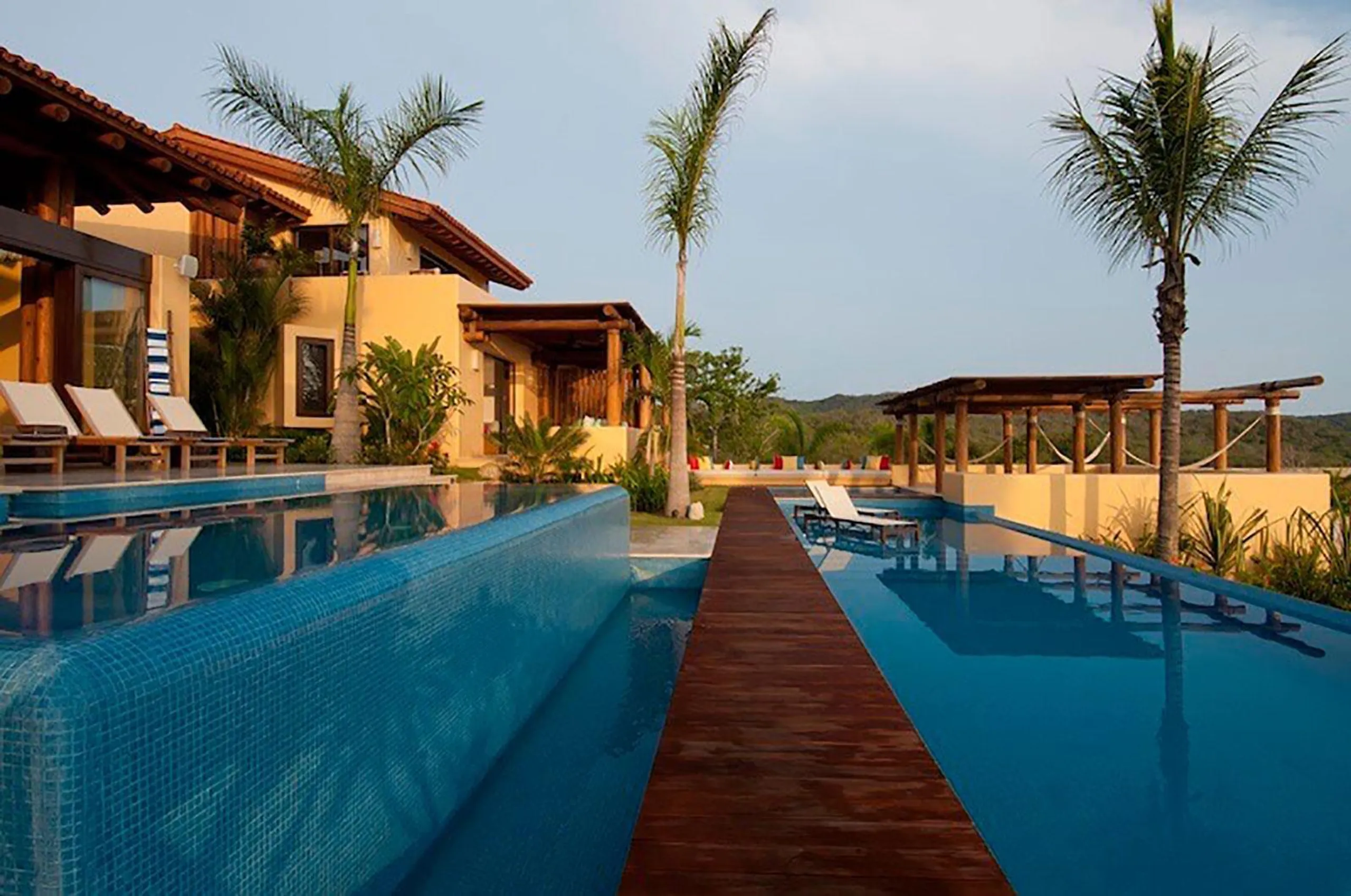 Kupuri Beach Front Grand Estate with Multiple Infinity Pools and Panoramic Ocean Views — photograph 2
