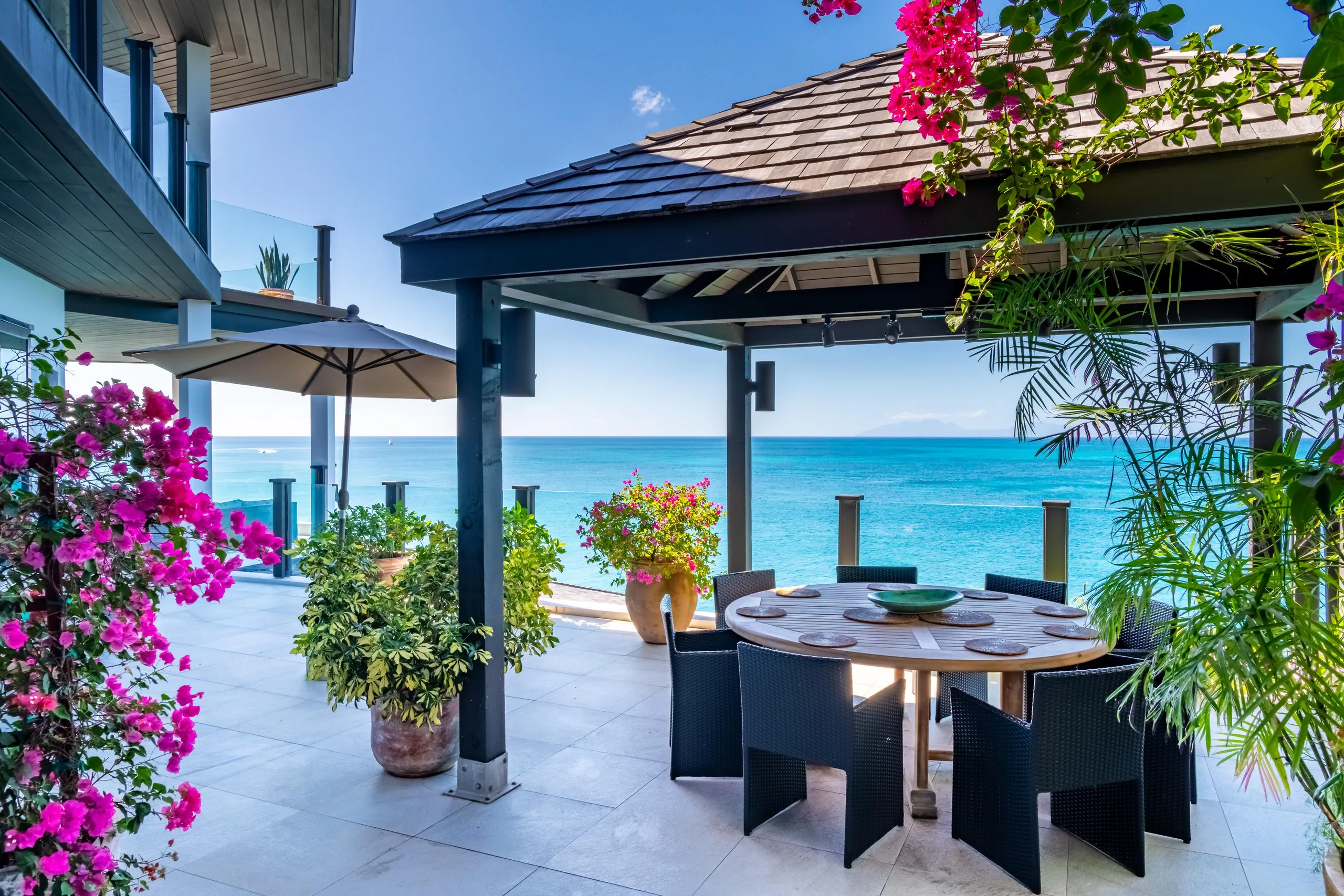 Oceanfront Four Bedroom Villa with Infinity Pool, and 180-degree Panoramic Sea Views — photograph 11