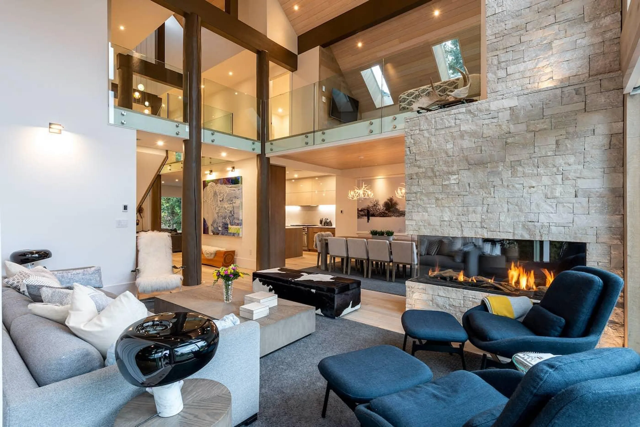 Luxurious Retreat with Majestic Mountain Views and Grandiose Poolside Elegance VILLAWAY® — photograph 11