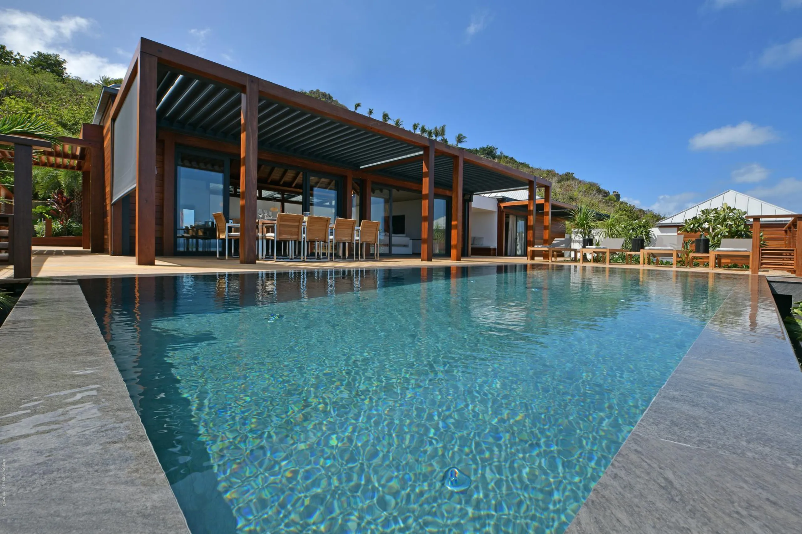 Expansive Eco- Estate with Private Pool and Movie Theater — photograph 2