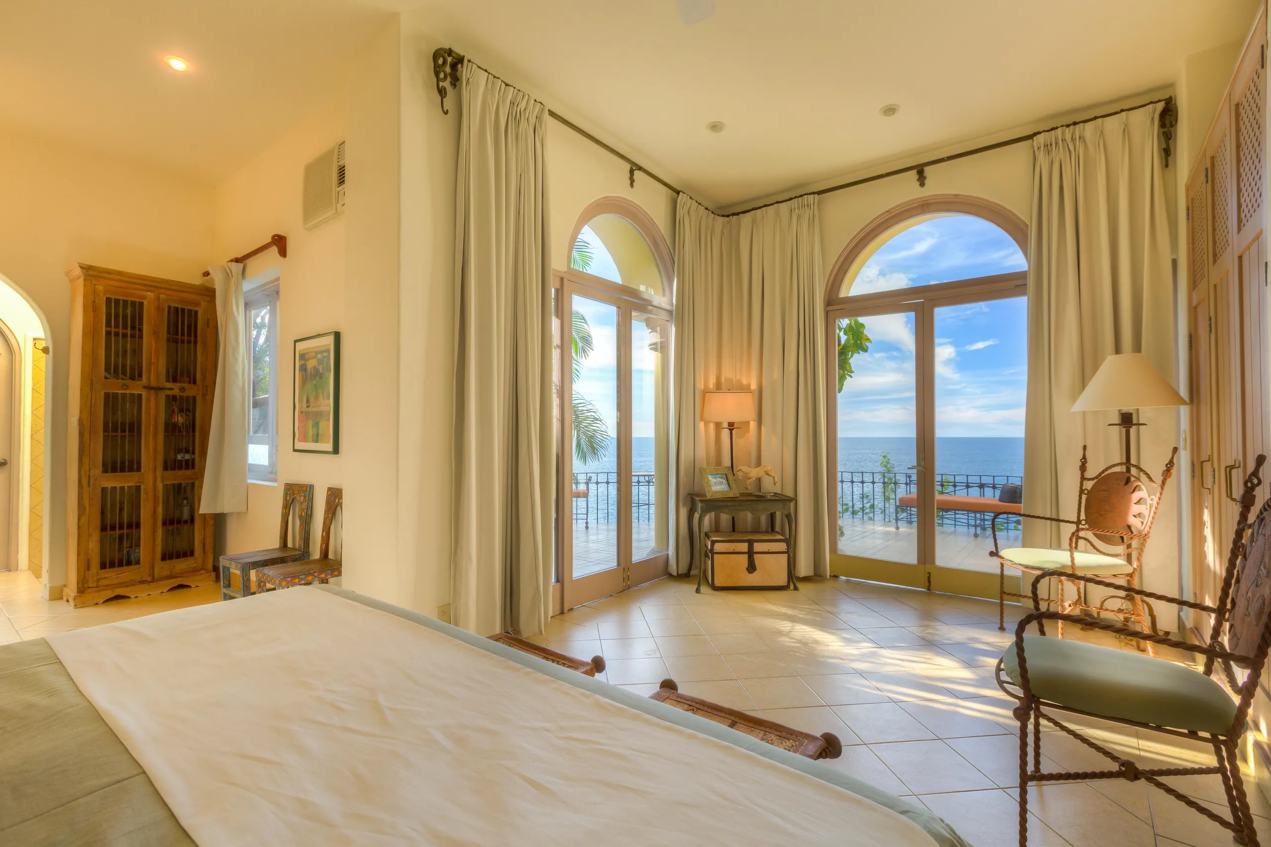 Elegant Cliffside Luxury Retreat with Infinity Pool and Ocean Views — photograph 12