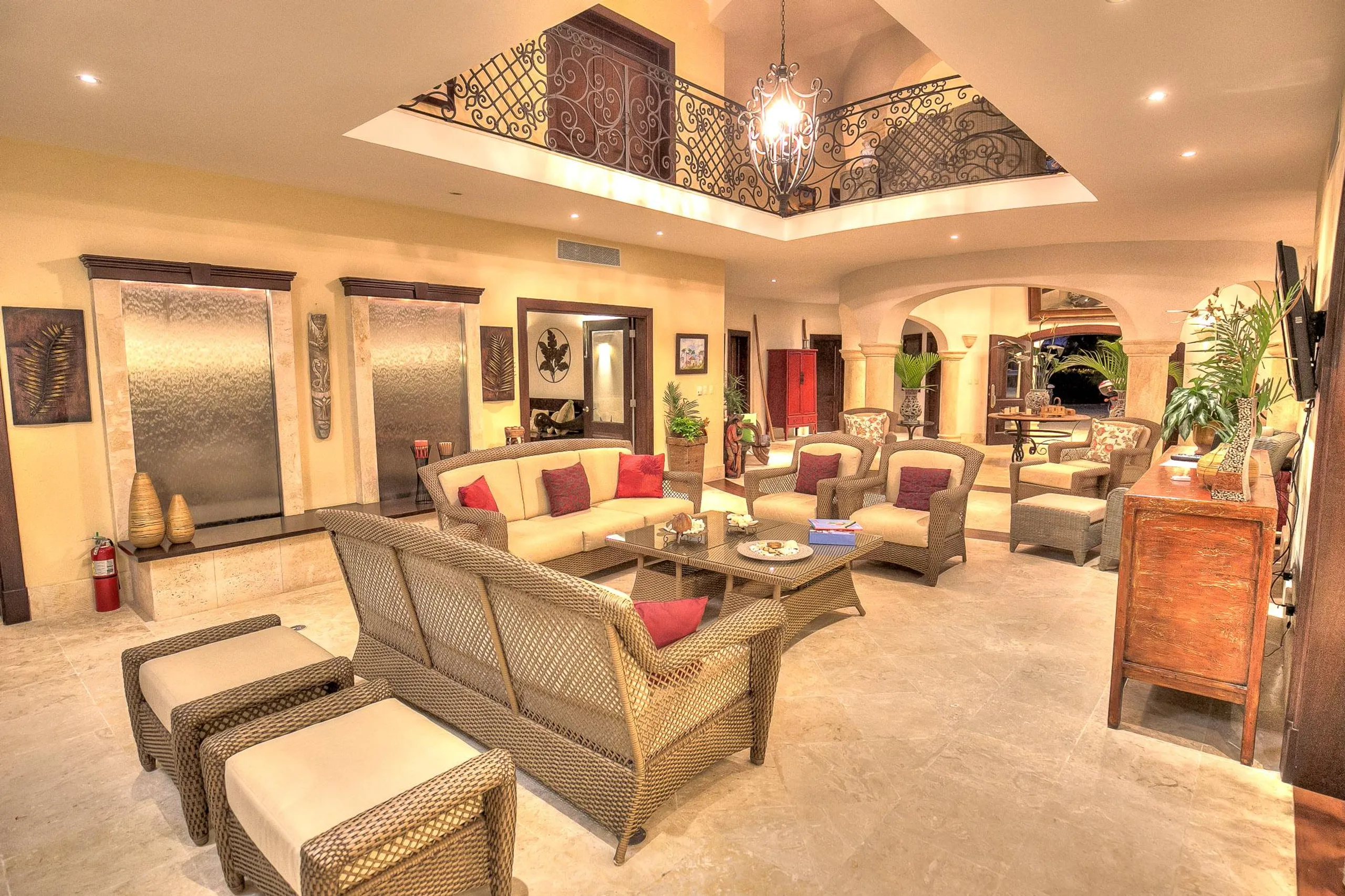Classic Spanish Colonial Style with Private Pool and Golf Views — photograph 9
