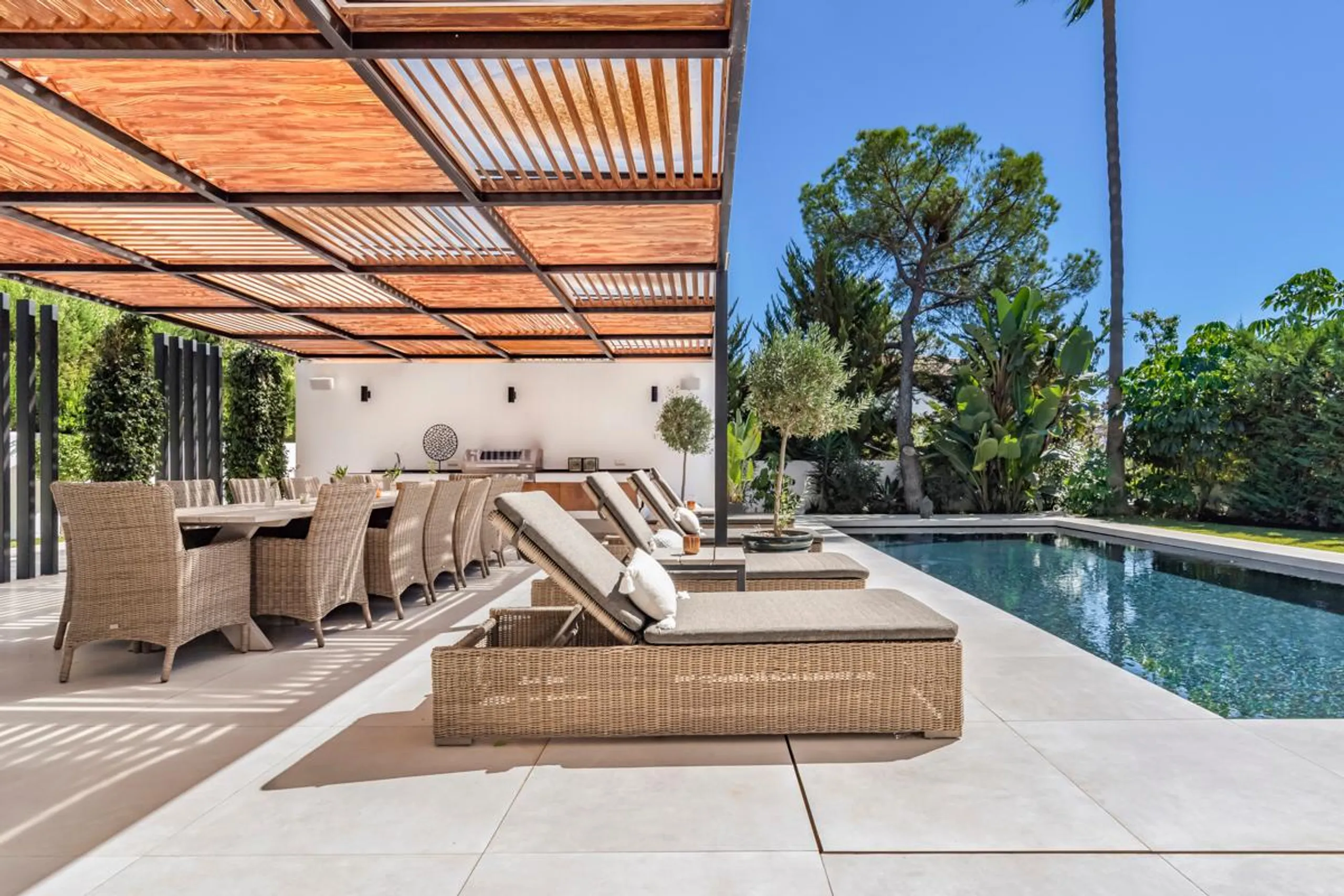 Stunning Scandinavian-Inspired Villa with Spacious Living Areas, Pool, and Valley Views in Puerto Banus — photograph 3