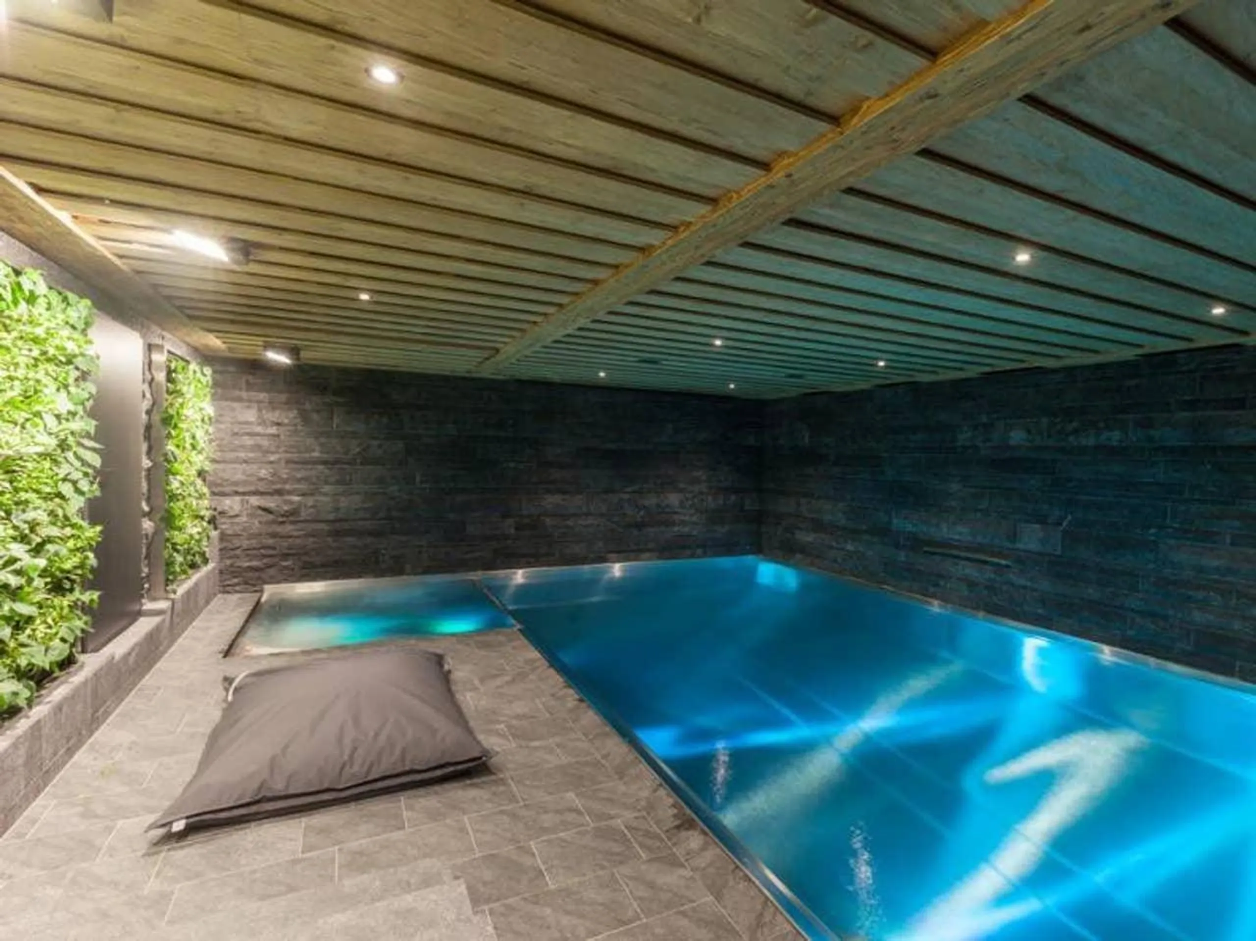Stunning Modern Chalet with Indoor Pool and Spa — photograph 2