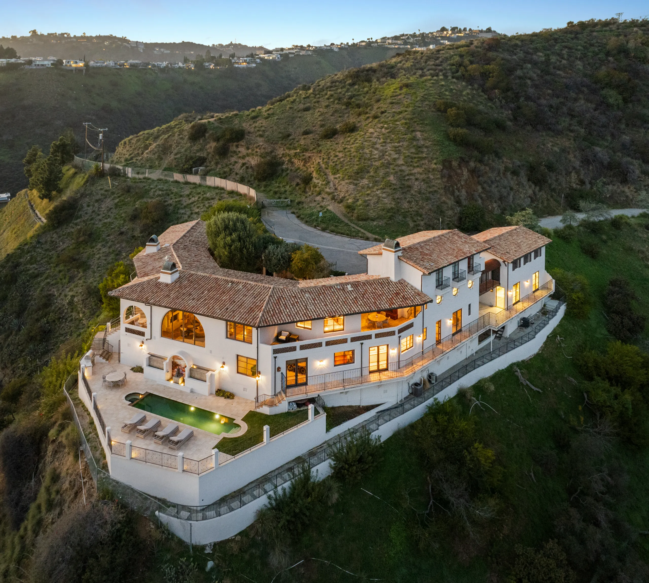 Stunning Hillside Villa with Scenic Views, Los Angeles