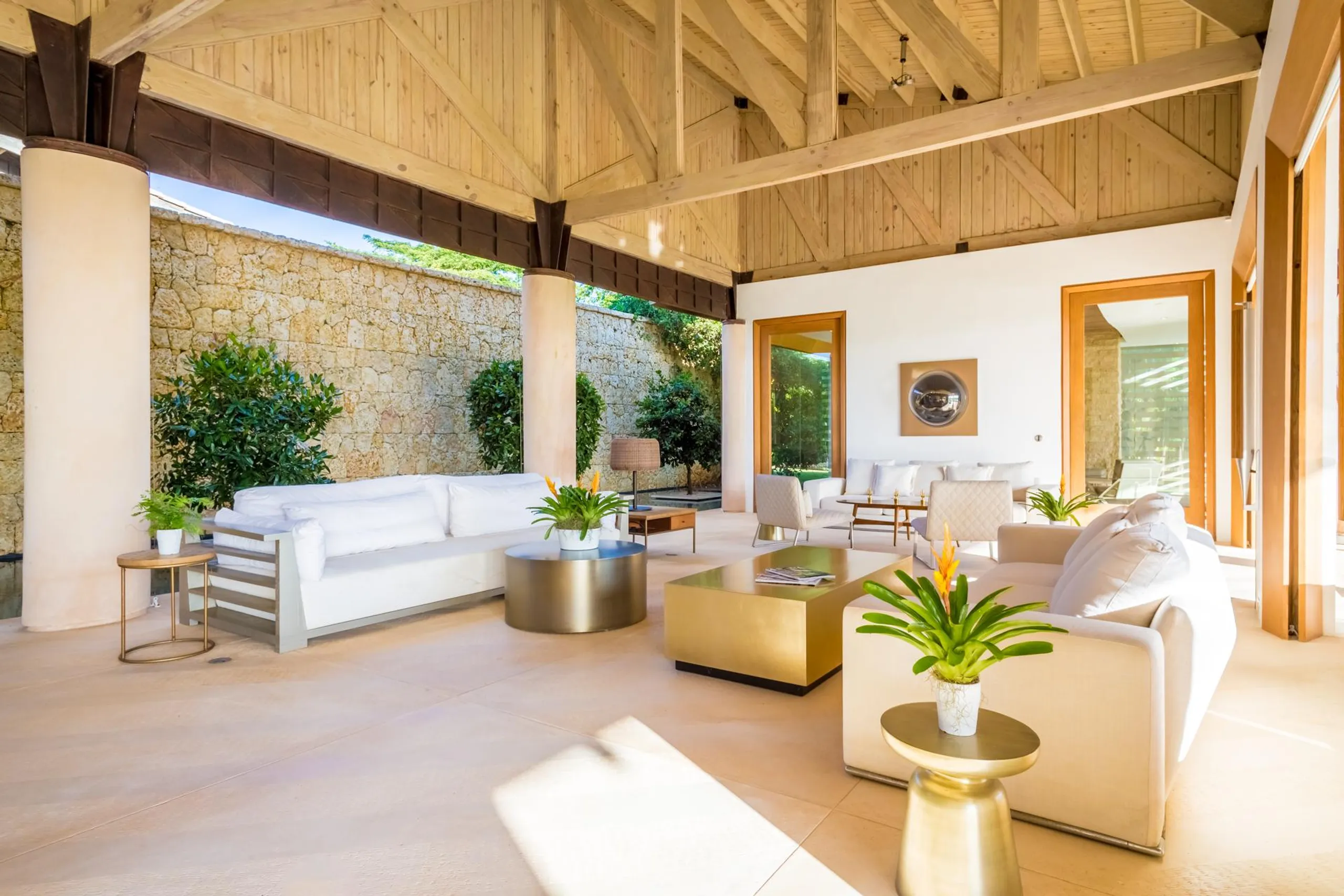 Exhilarating Contemporary Villa with 18-Meter Pool and Jacuzzi — photograph 9