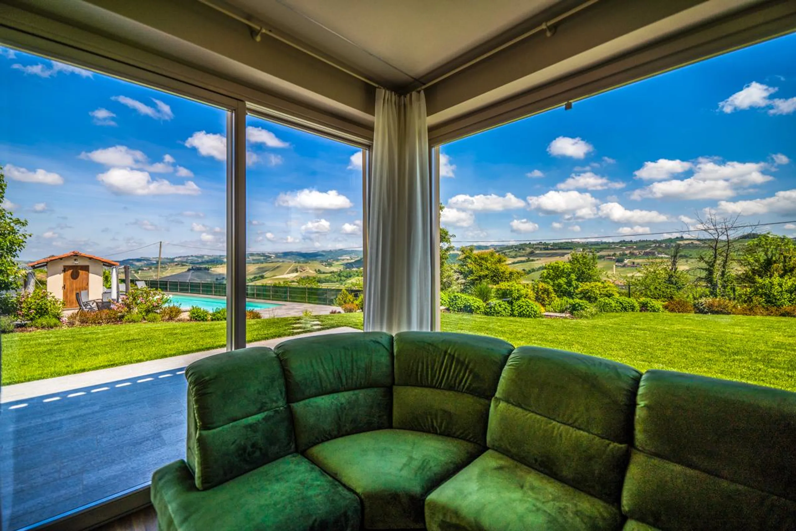 Elegant Countryside Villa in Piedmont with Pool and Vineyard Views — photograph 12