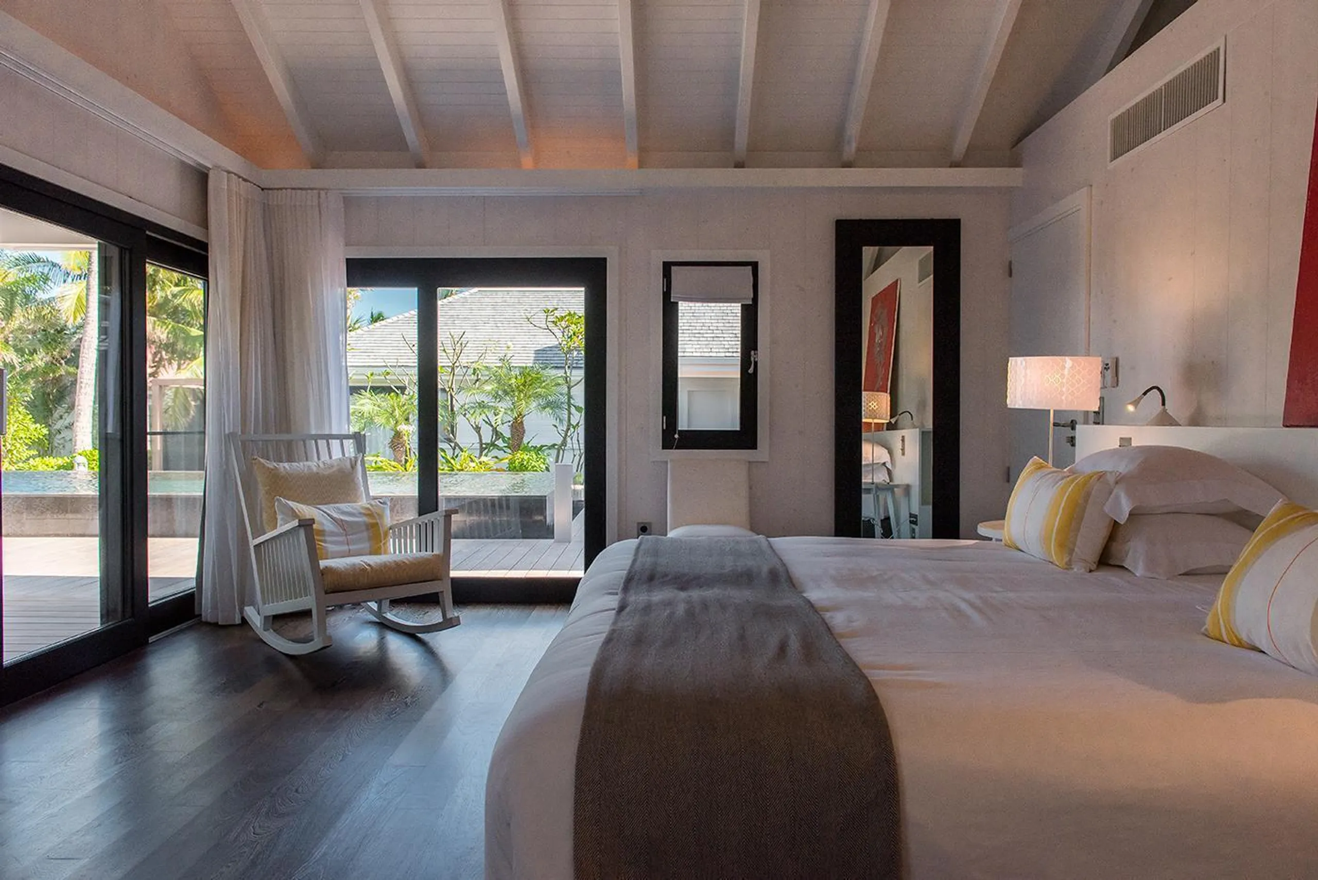 Elegant Paradise Villa with Infinity Pool and Majestic Ocean Views — photograph 10