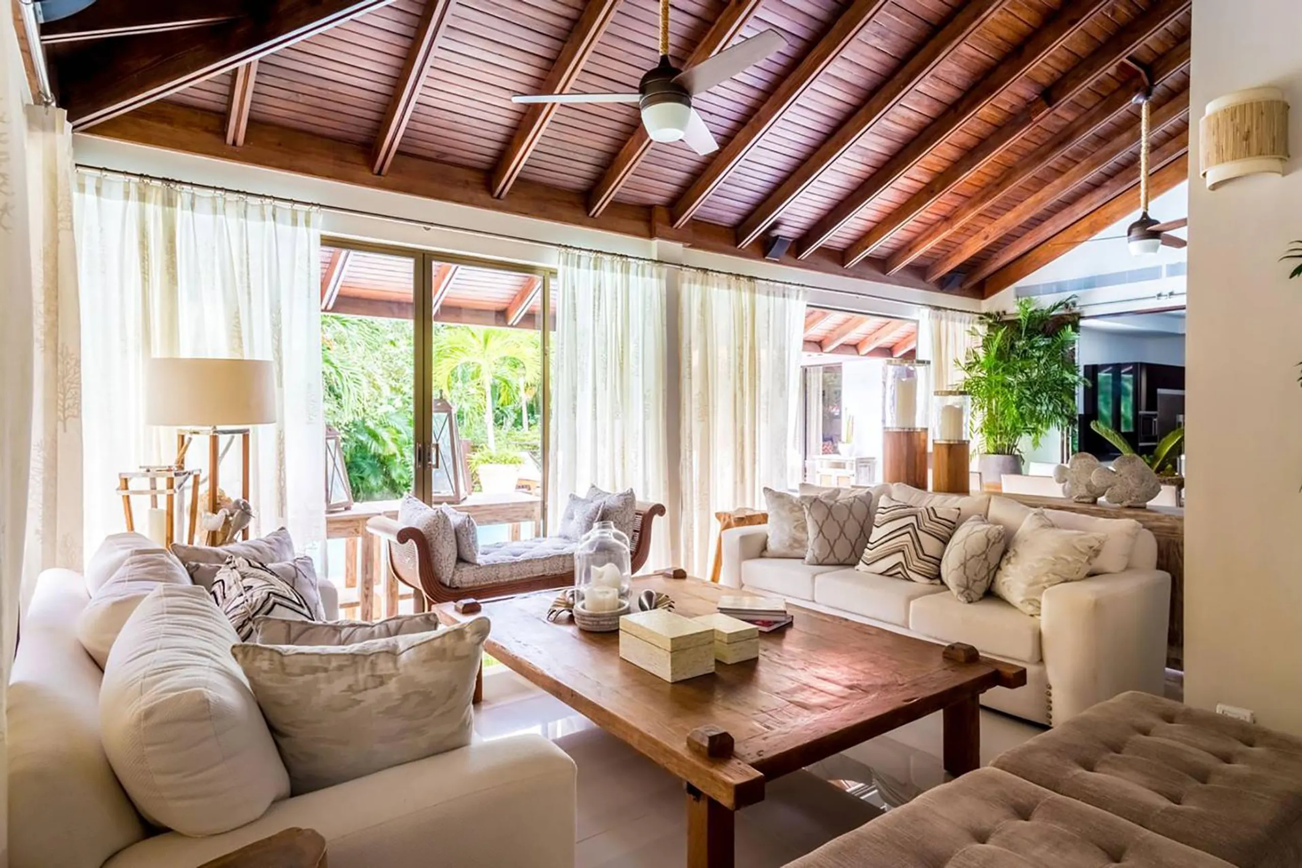 Modern Tropical Villa With Coastal Breeze — photograph 4