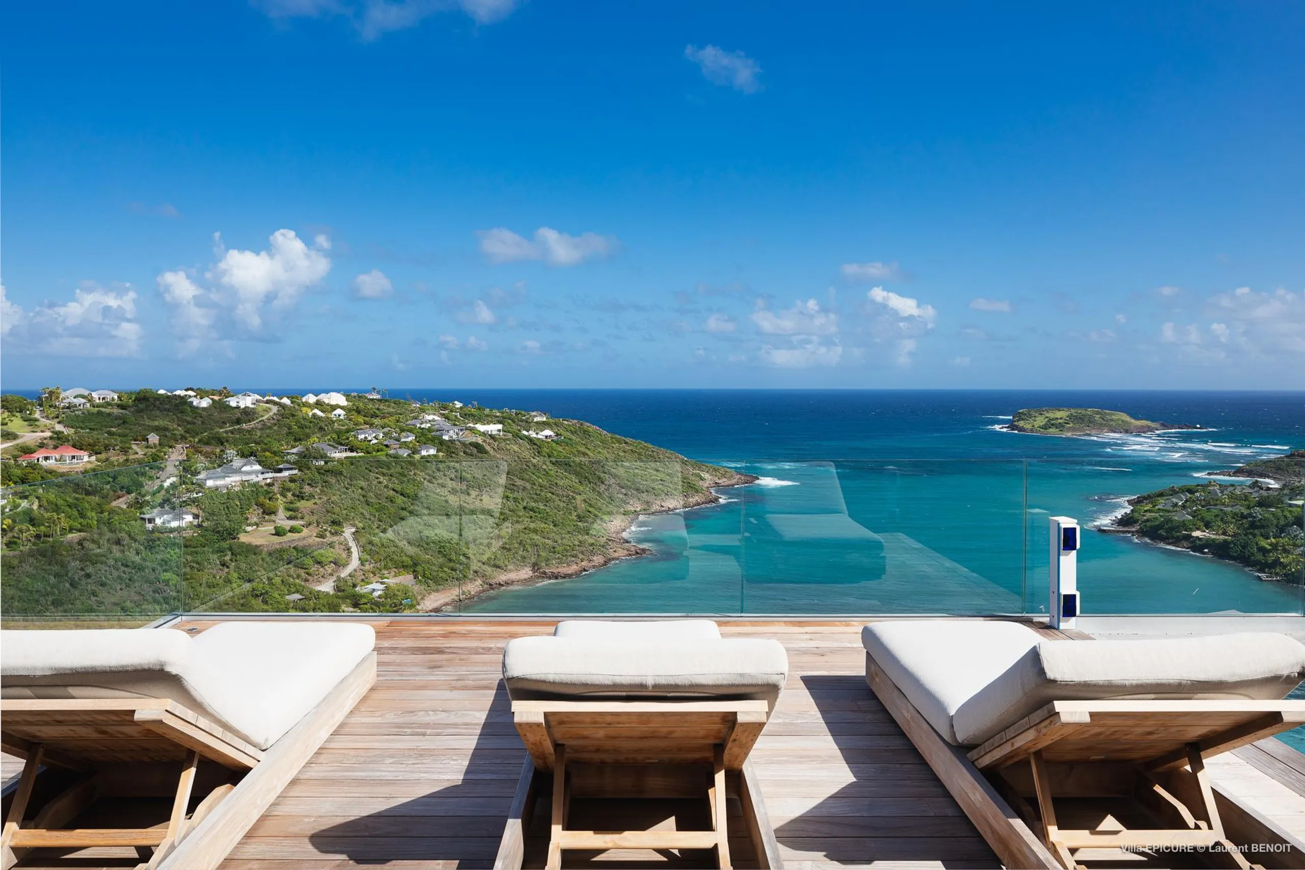 Stunning Oceanfront Villa with Infinity Pool, Fitness Room and Panoramic Views — photograph 3