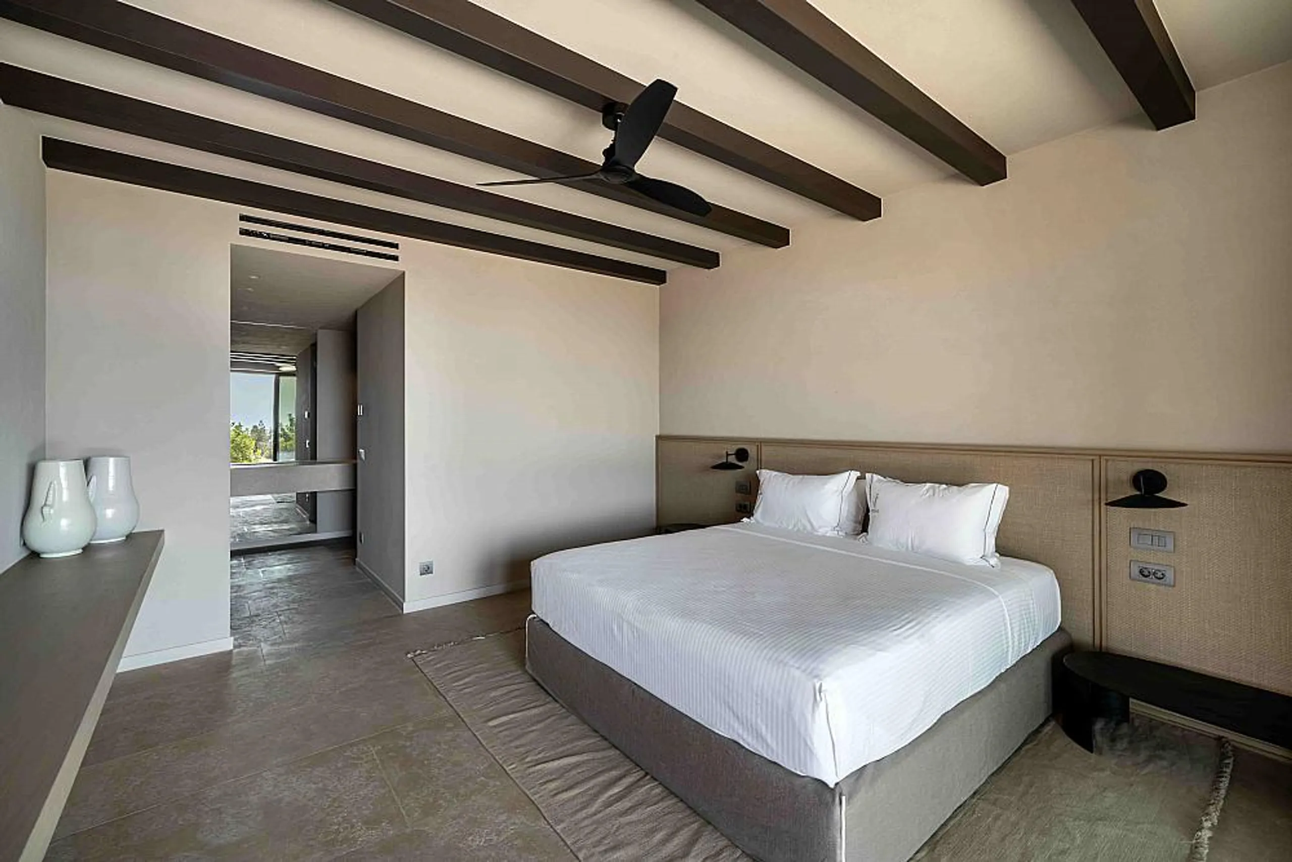 Serene Contemporary Villa with Private Pool and Clear Water Views — photograph 9