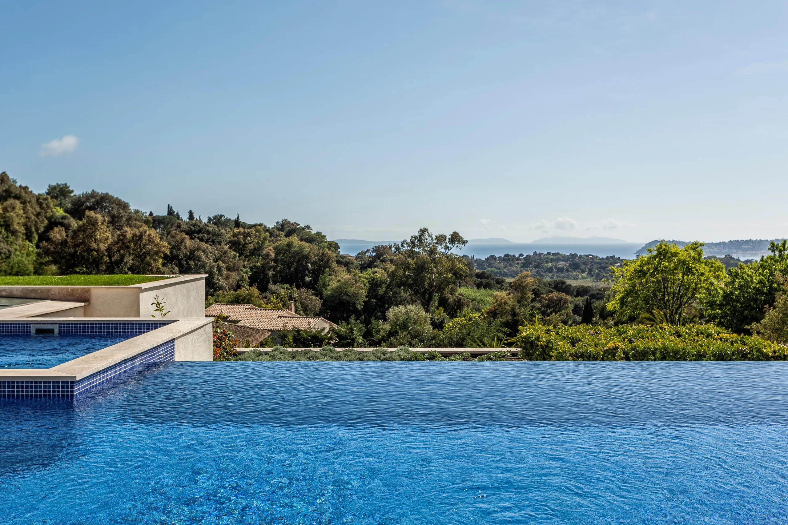 La Croix's Grandiose Villa with Pool and Stunning Ocean Views — photograph 9
