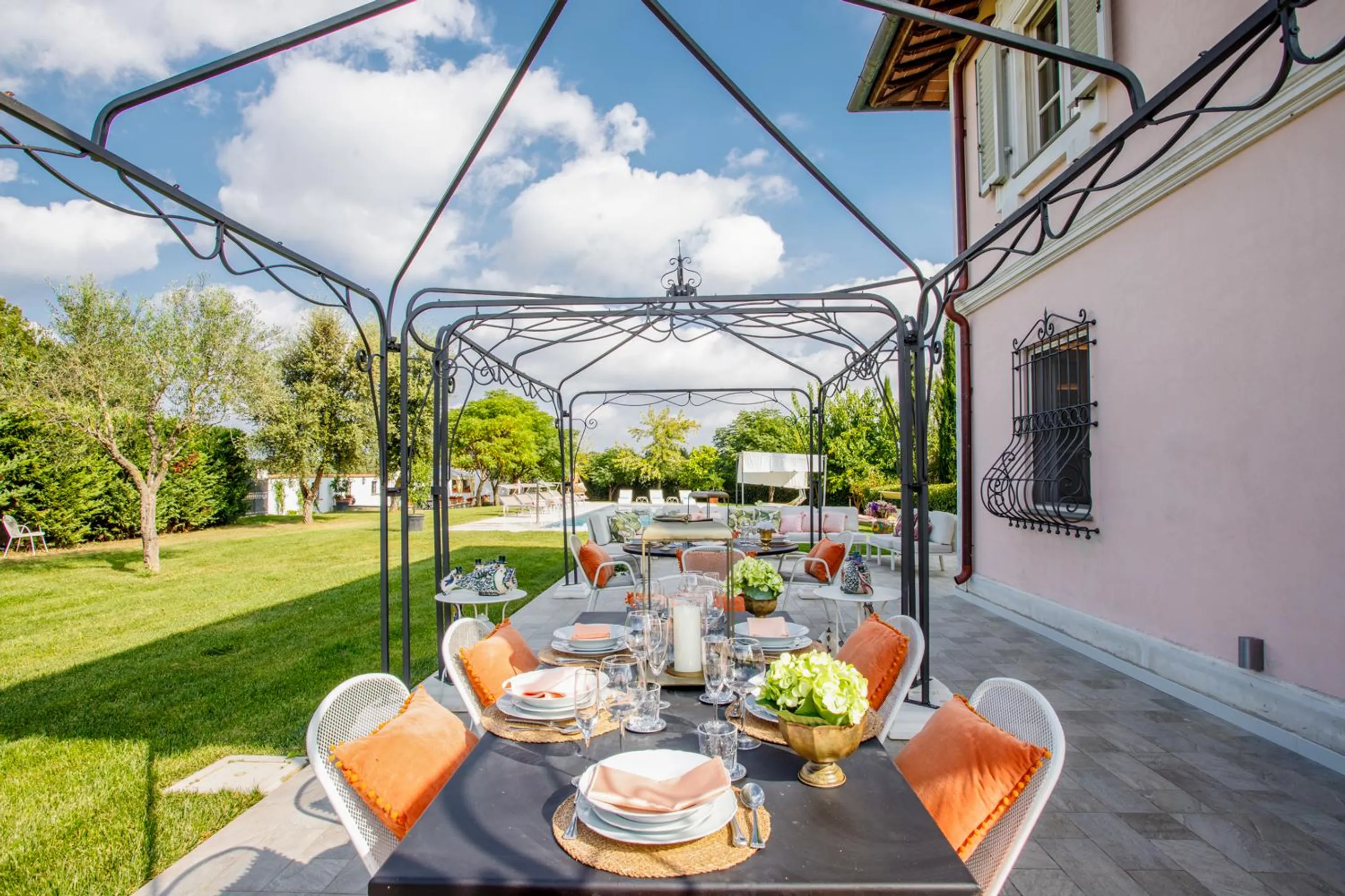 Refined  Tuscan Villa with Private Pool, Vast Gardens and Access to Historic Cities — photograph 10