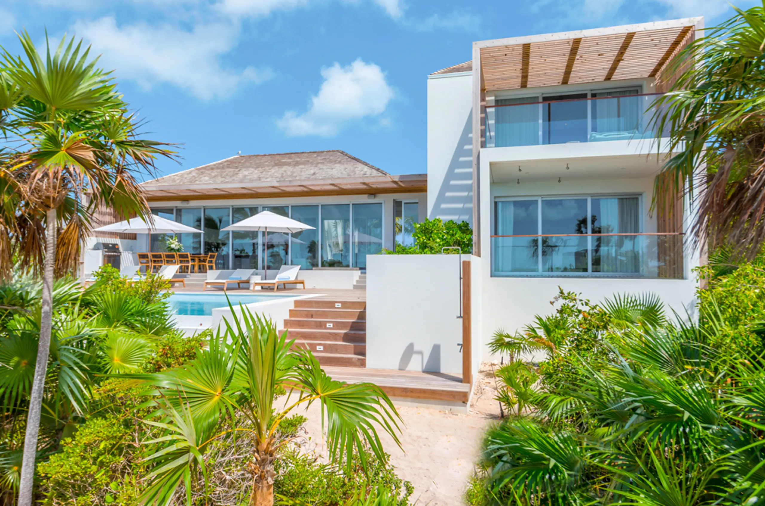 Long Bay Beach Villa with Infinity Pool and Stunning Ocean Views — photograph 4
