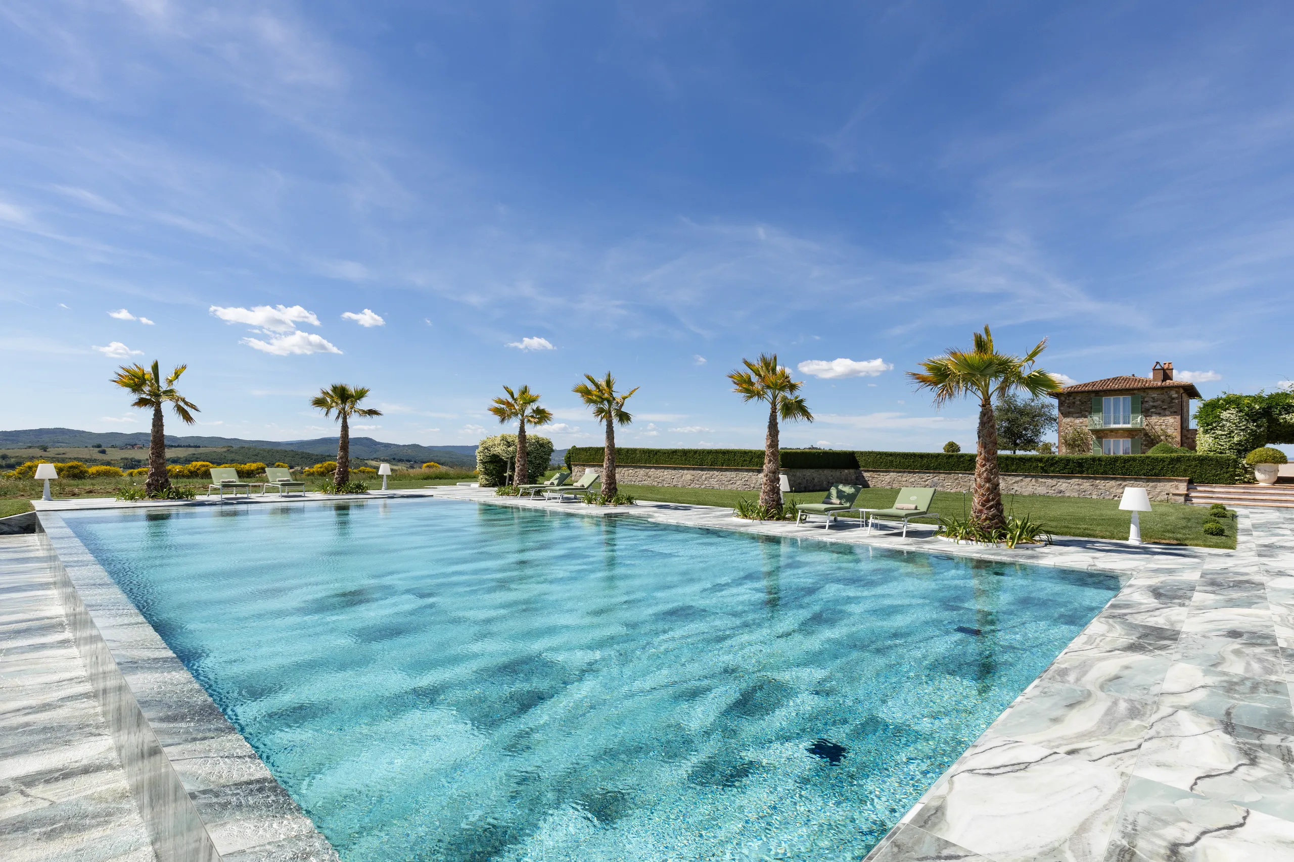 Luxurious Italian Getaway with 20-Meter Infinity Pool and 360 Views of Umbrian Hills — photograph 12