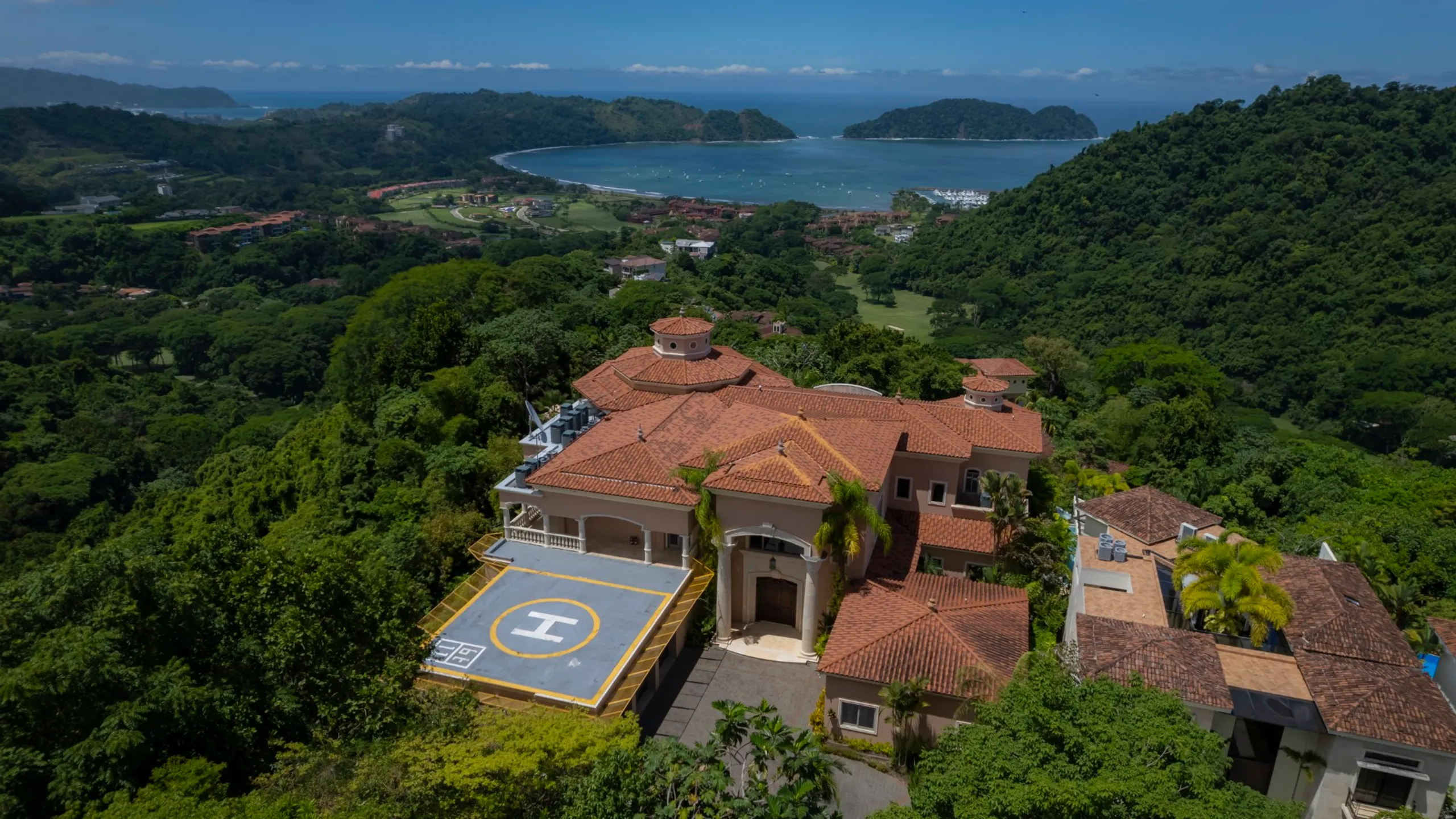 Grand Los Sueños 10-Bedroom Mansion with Infinity Pool, Helipad & Panoramic Views, Los Suenos