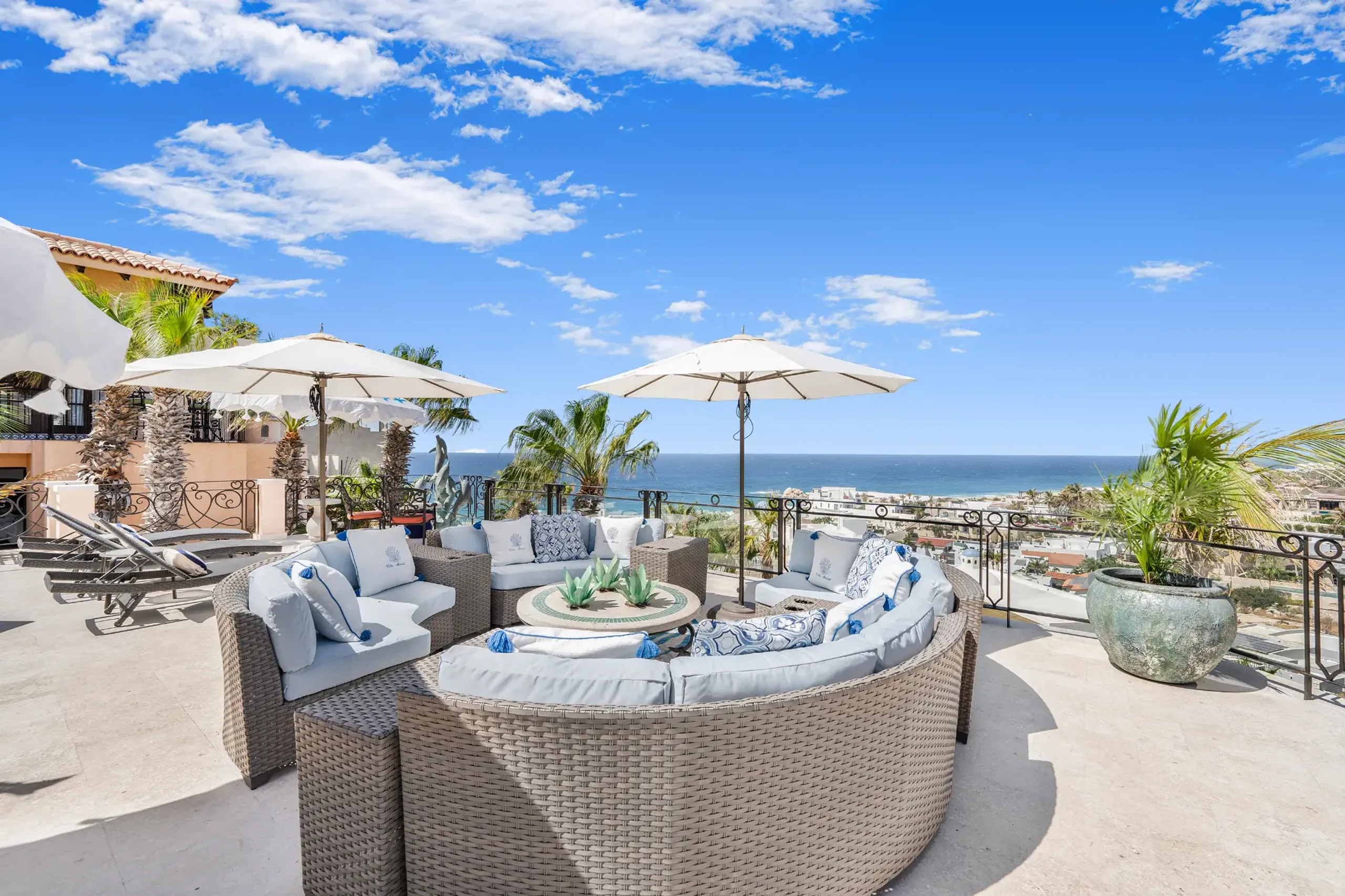 Opulent 9-Bedroom Villa with Private Pools, and Ocean Views — photograph 7