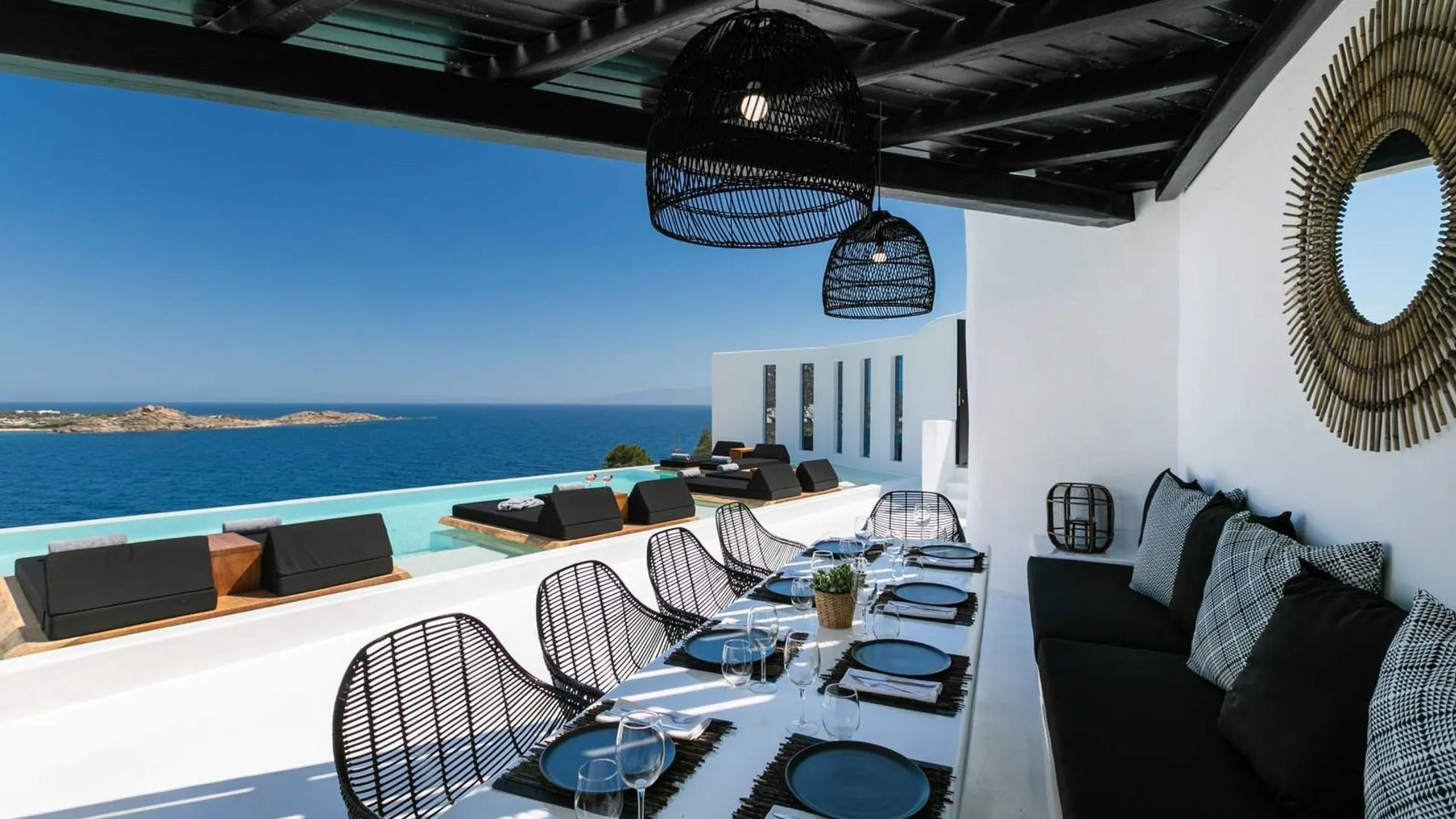 Lavish Luxury Retreat with Infinity Pools, Onsite Beach and Captivating Views — photograph 4
