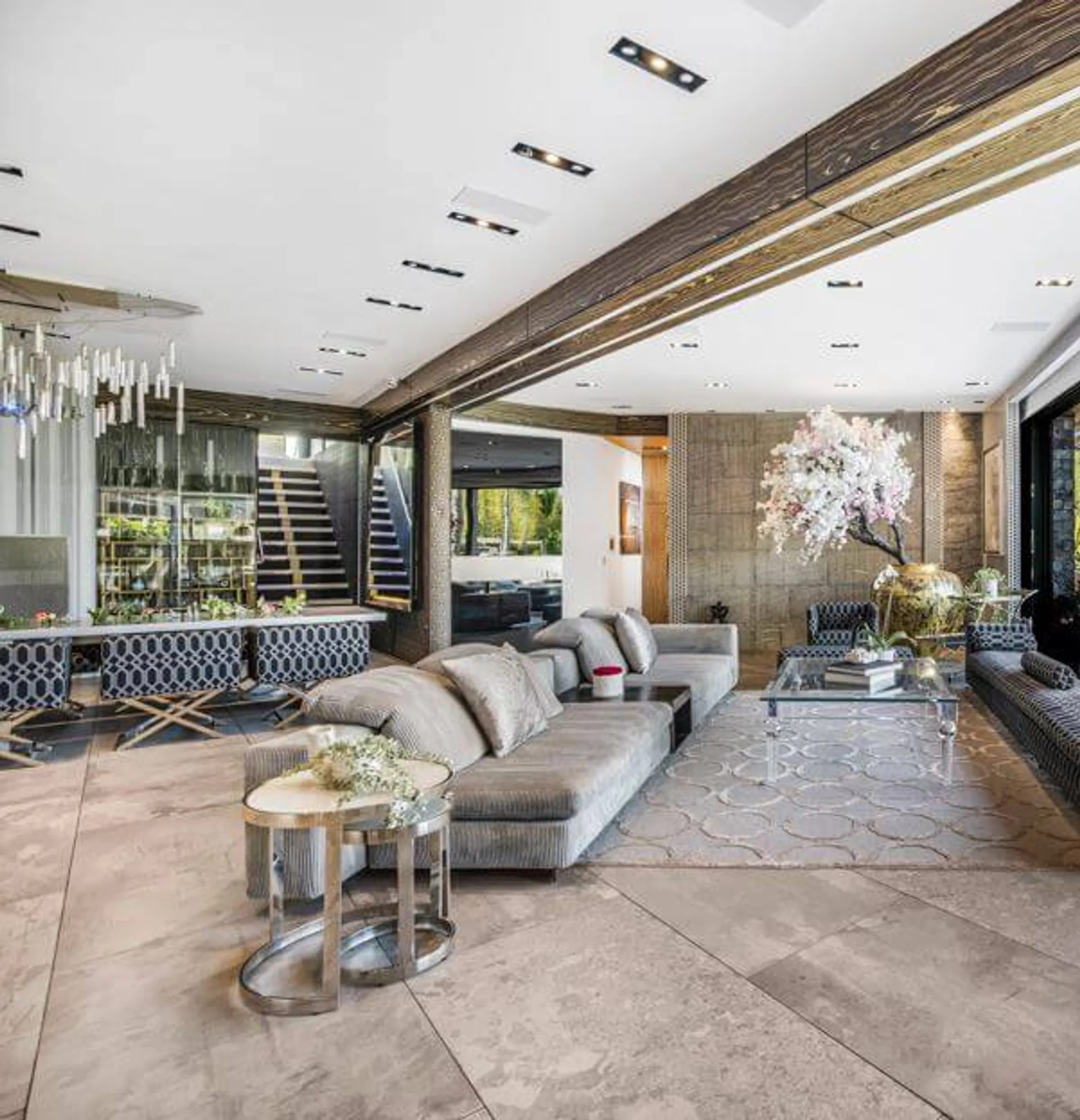 Exclusive Los Angeles Villa with Pool, Rooftop & Designer Touches — photograph 12