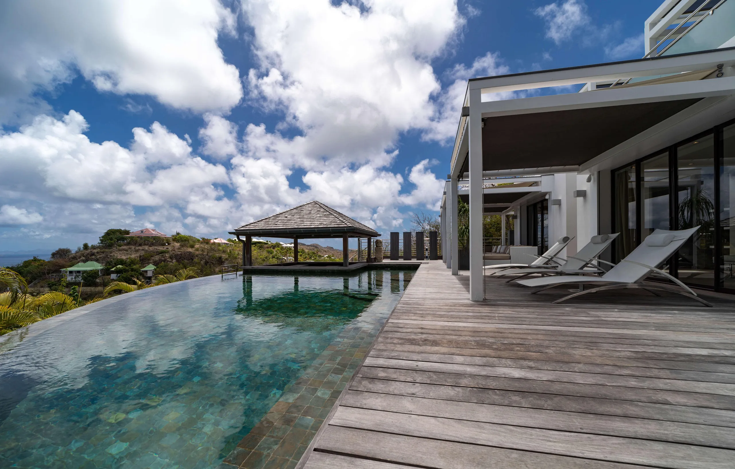 Contemporary Luxury Villa with Infinity Pool and Stunning Views and Elegant Design — photograph 2