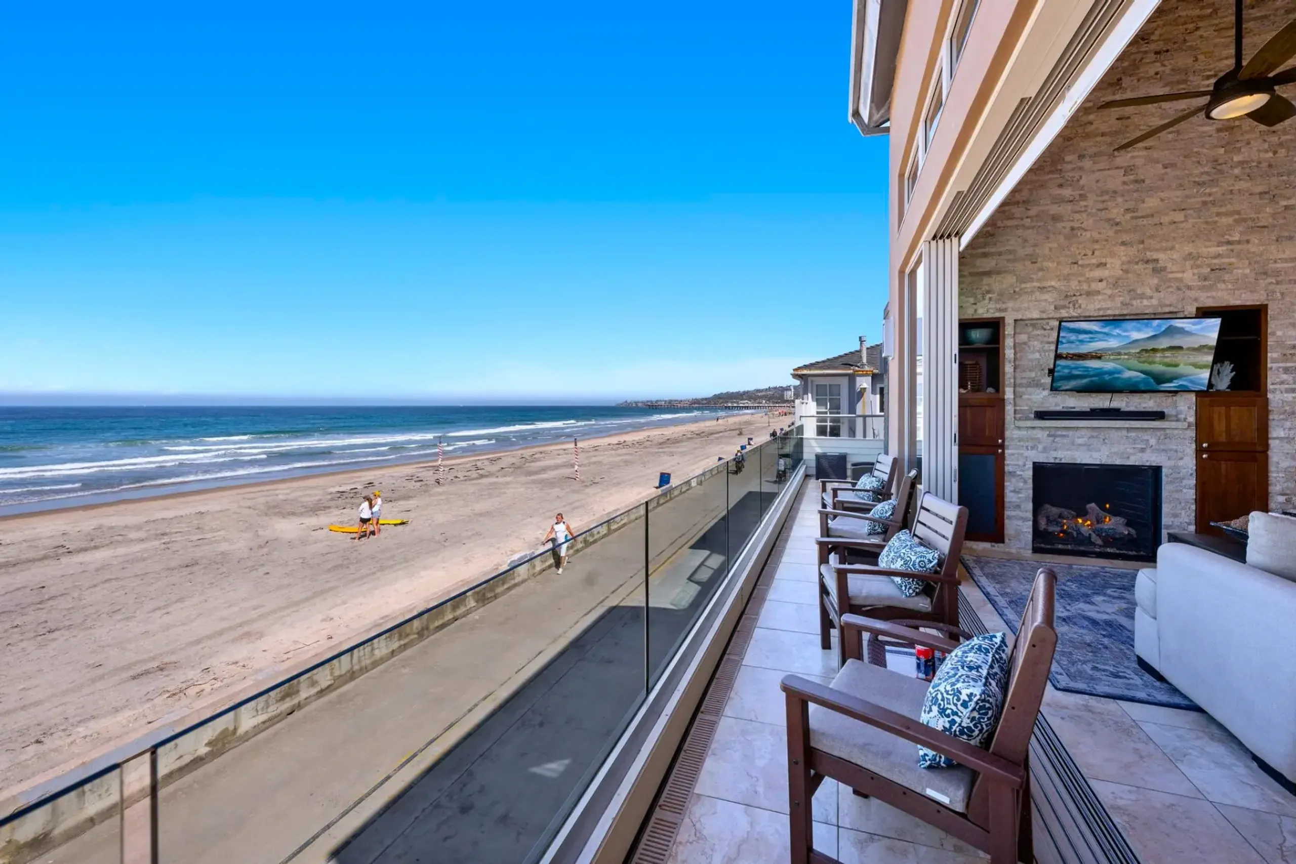 Chic Beachfront Escape with Panoramic Ocean Views — photograph 9
