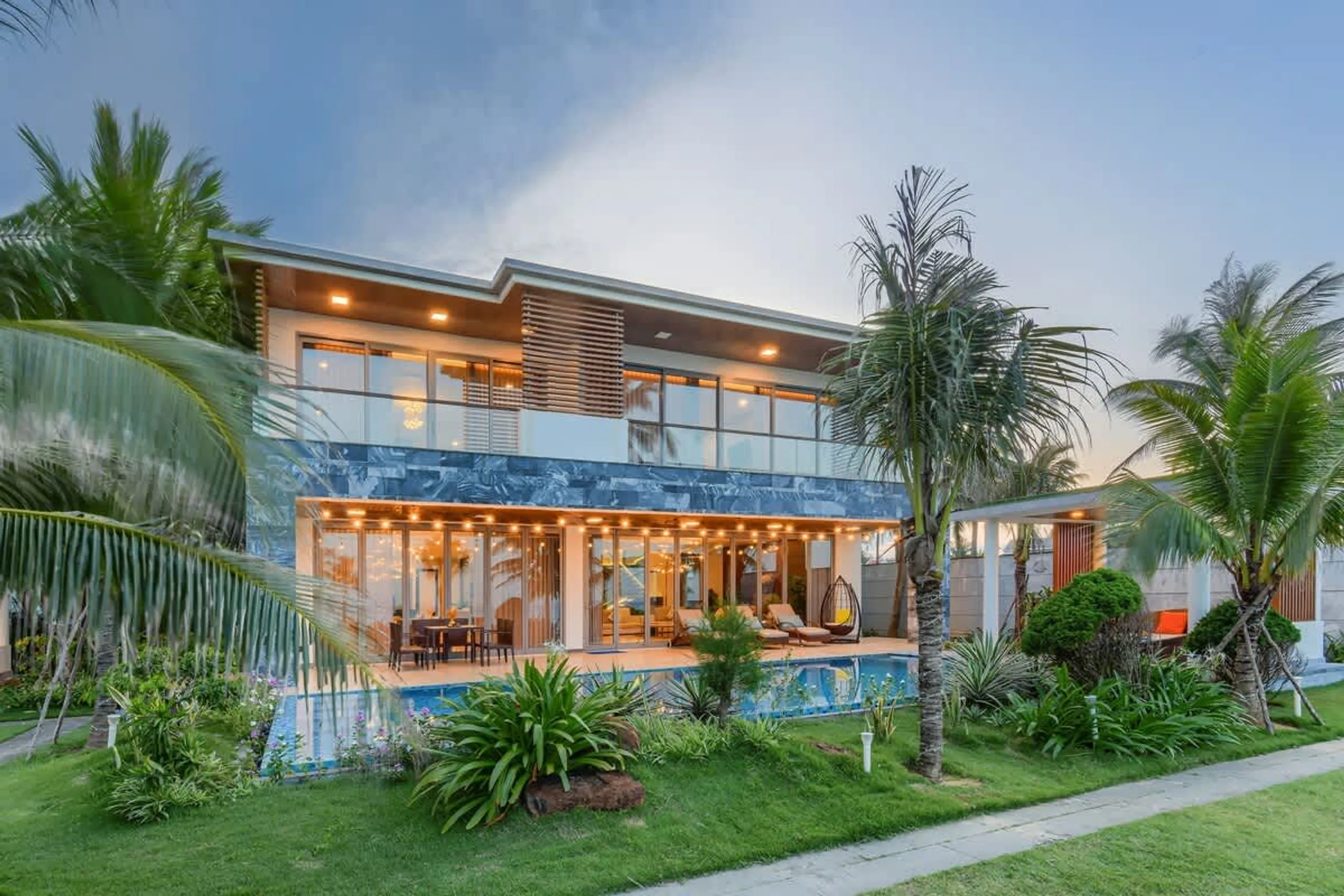 Top-of-the-line Beachfront Villa with Infinity Pool and World-Class Golf Courses Nearby, Vietnam
