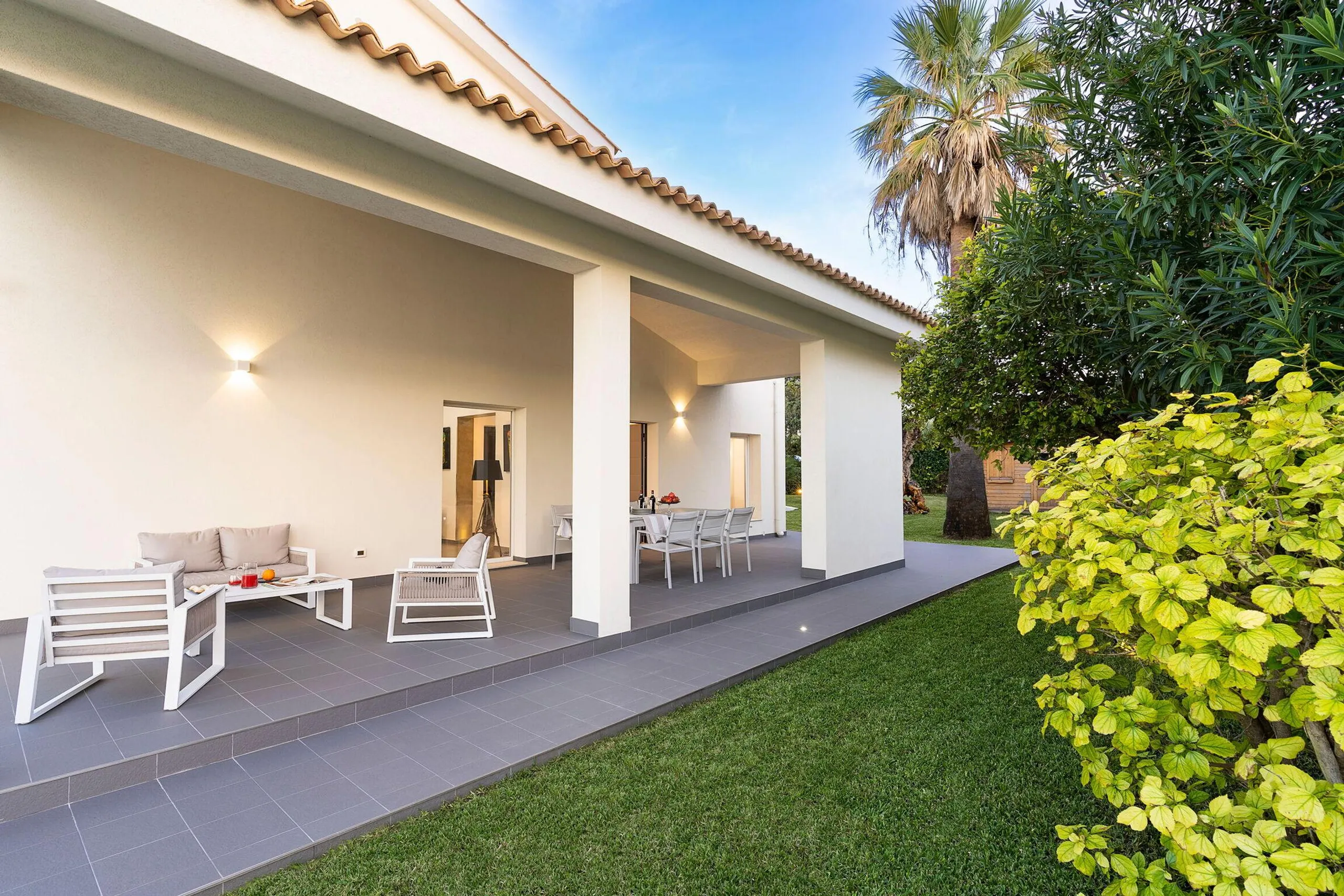 Deluxe Syracuse Villa with Rejuvenating Pool and Blue Ocean Views — photograph 8