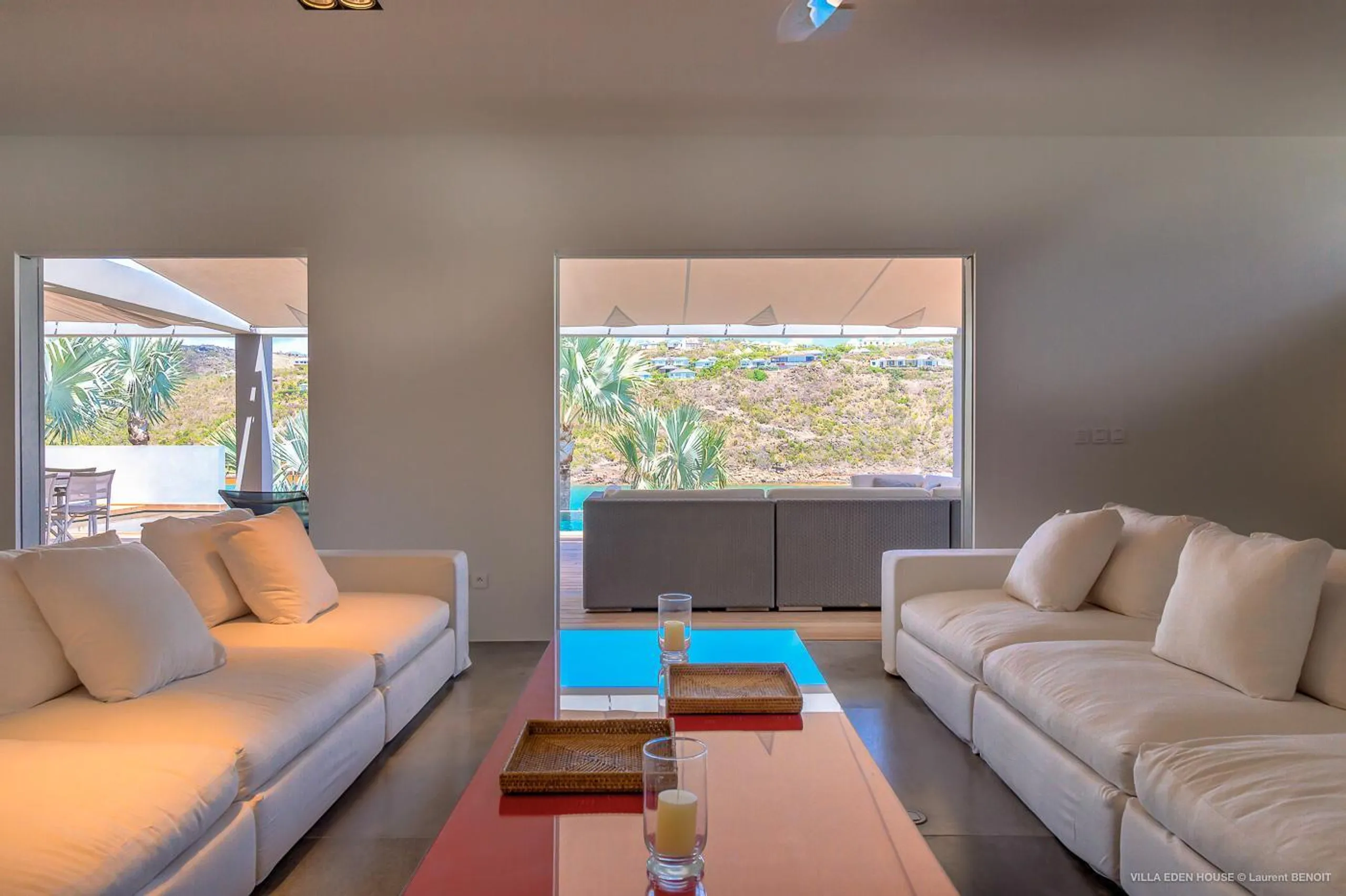 Sophisticated Seaside Villa with Infinity Pool and Walks to Beach — photograph 6