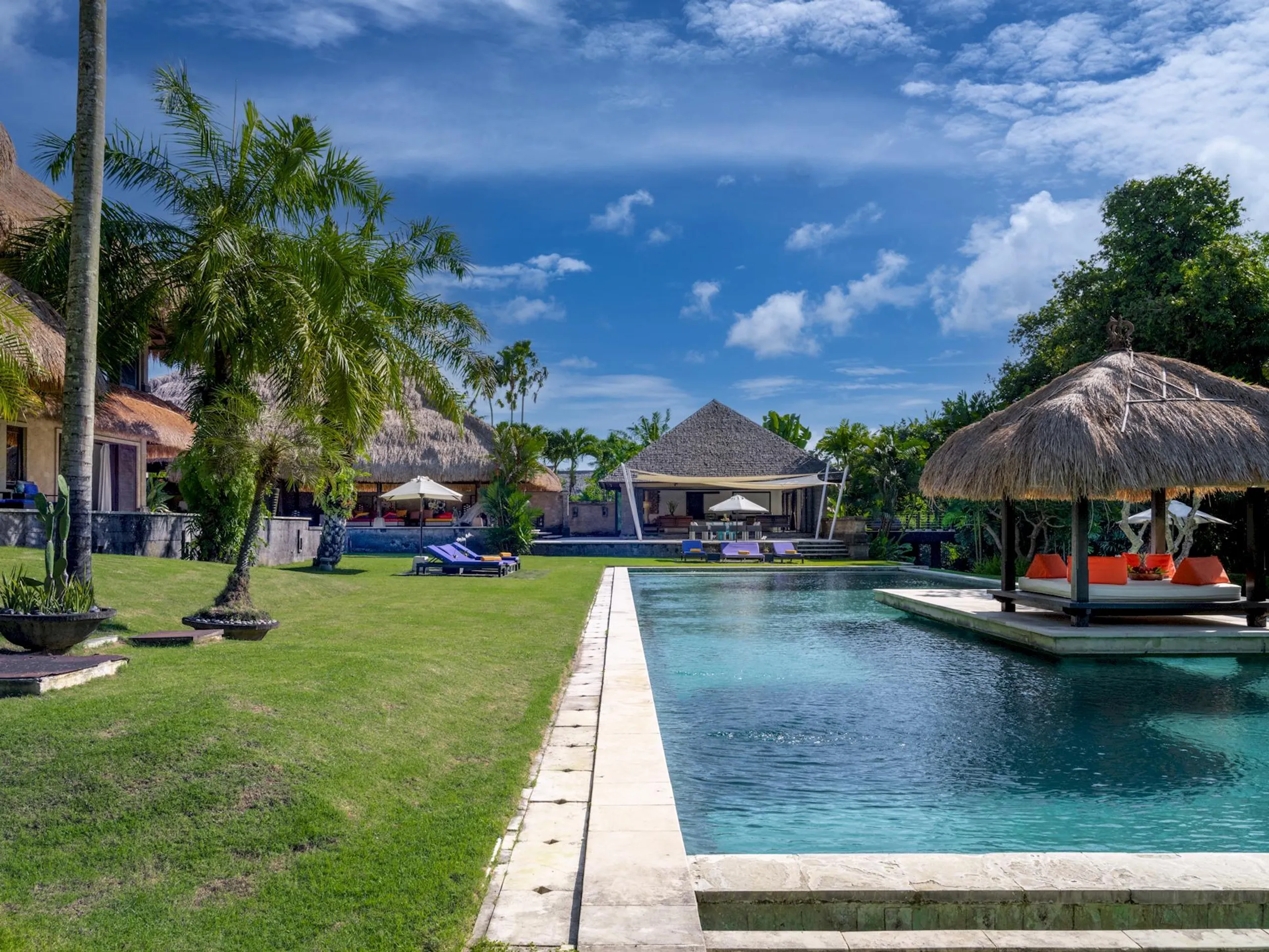 Canggu Grand Villa with Private Pool and Gorgeous Grounds — photograph 2