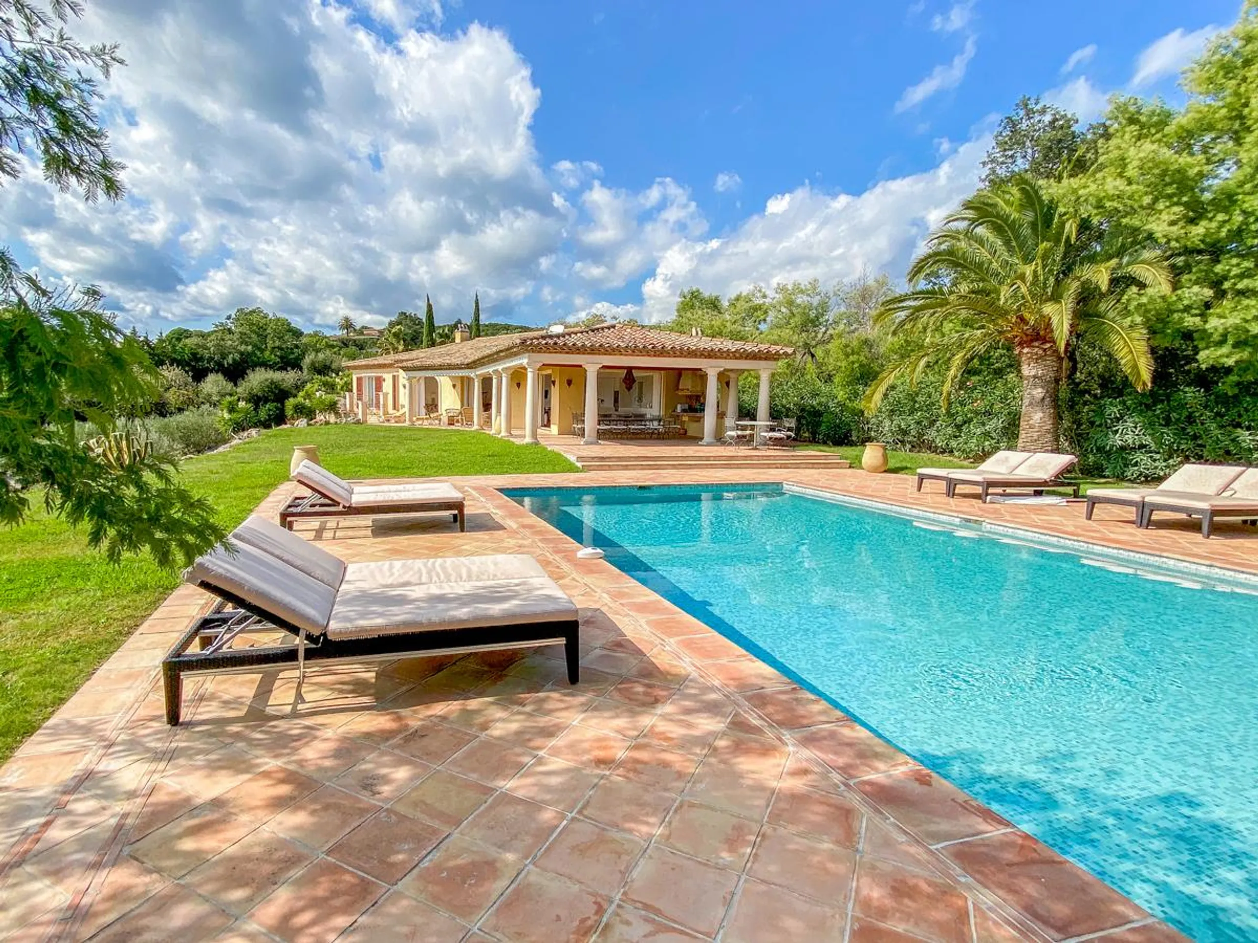 Stunning Hillside Villa with Heated Swimming Pool and Gulf Views — photograph 11