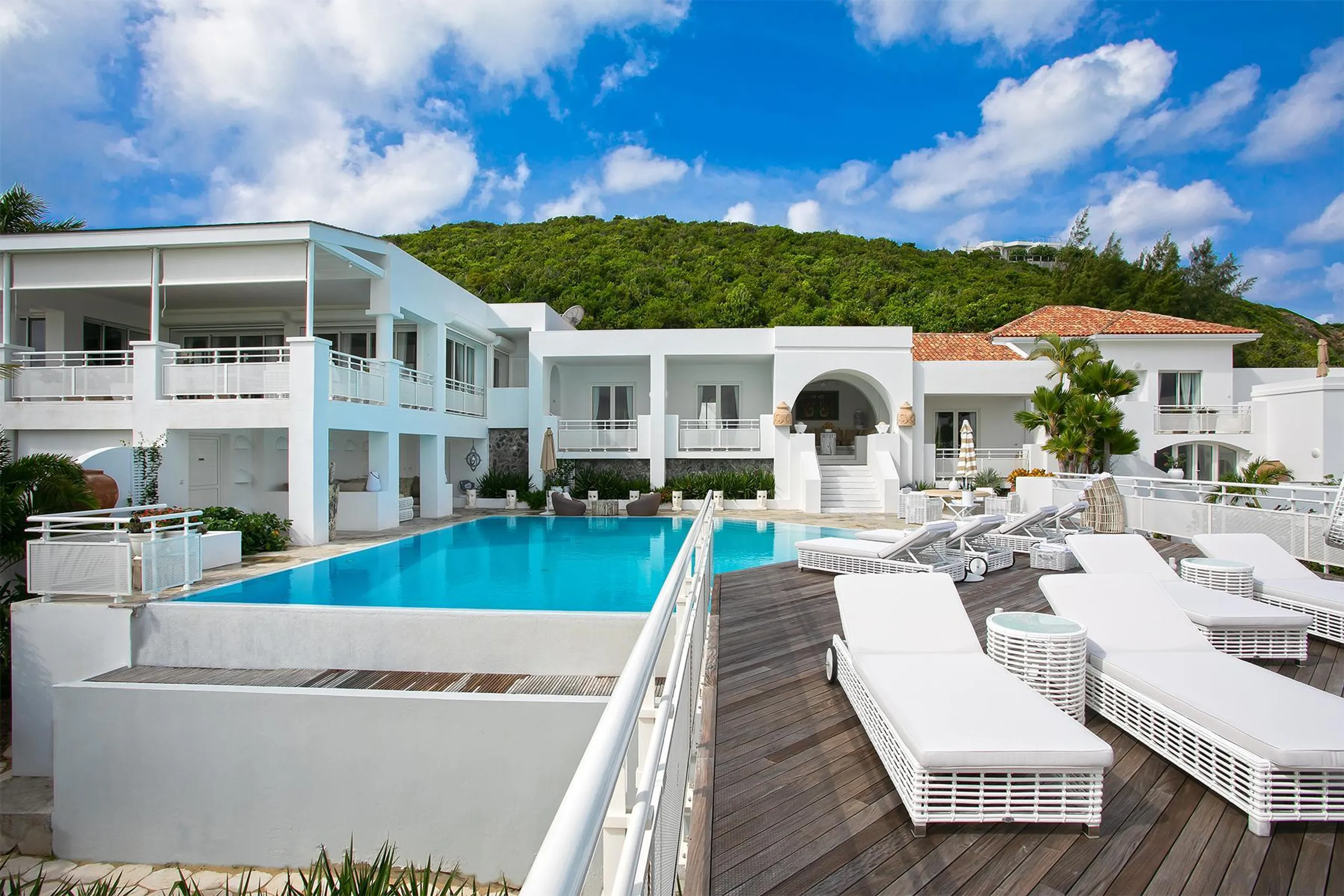 Elegant Luxury Cliffside Villa with Private Pool and Breathtaking Ocean Views — photograph 6