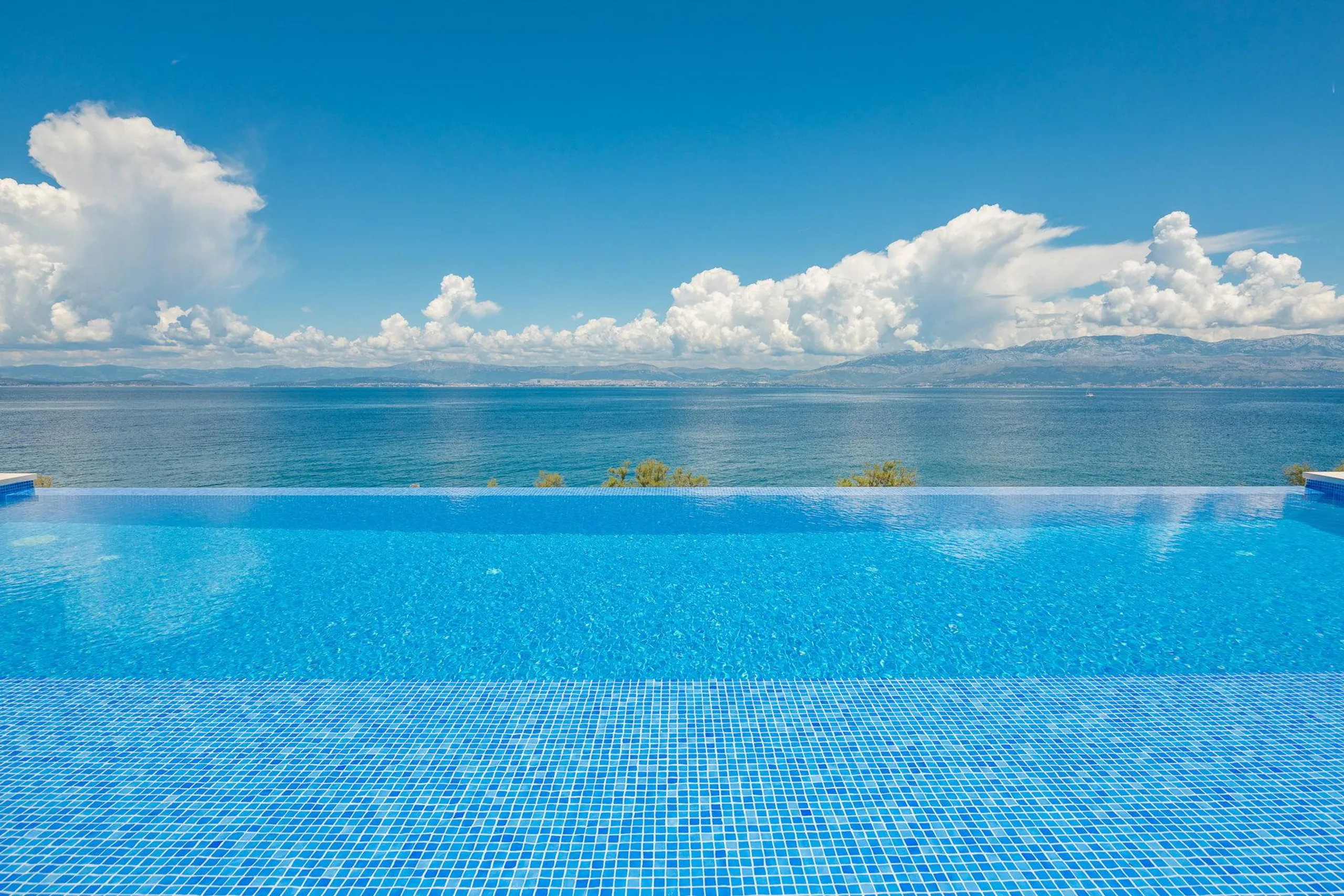 Magnificent Beachfront Villa with Infinity Pool on Brac Island — photograph 3