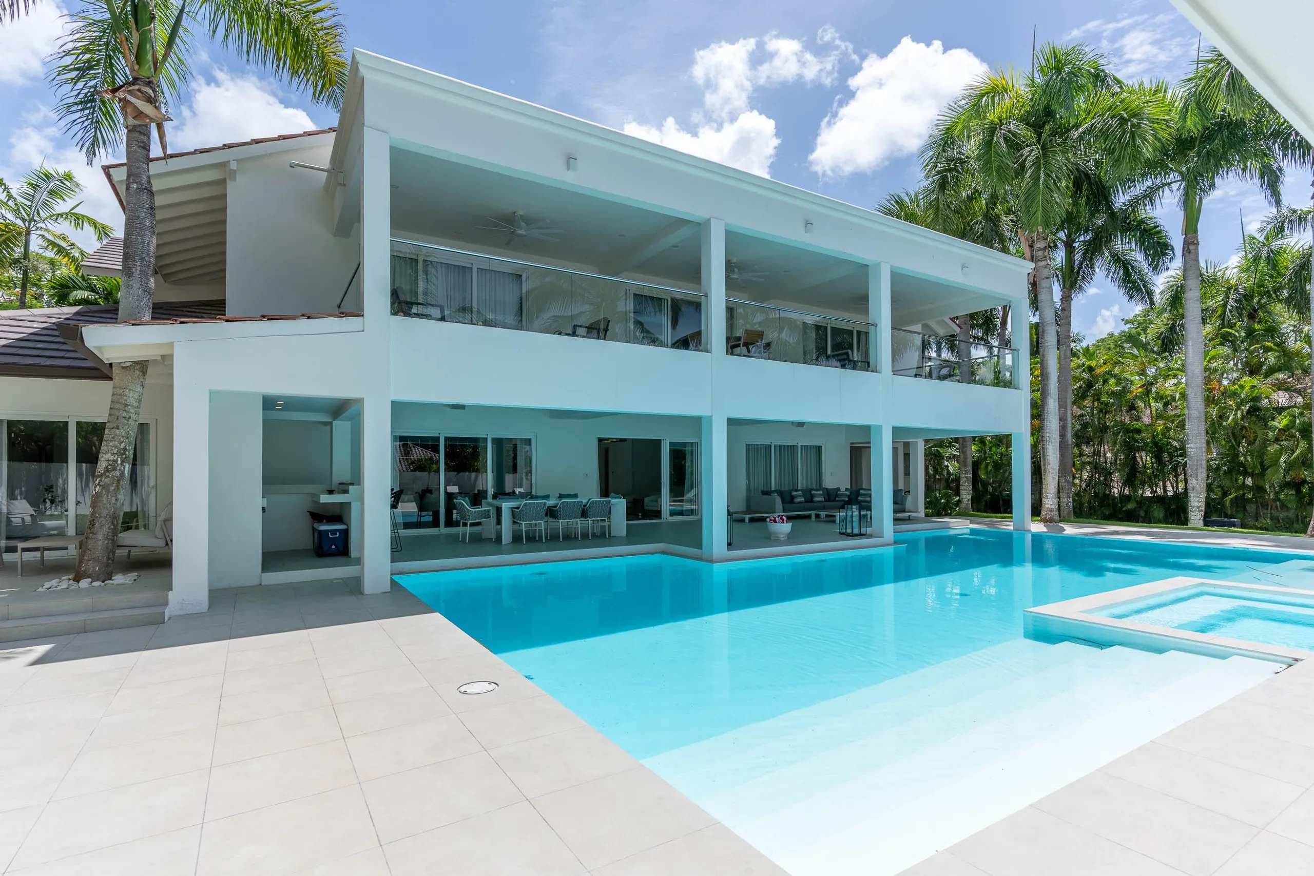 Chic Contemporary Villa with Private Pool — photograph 2