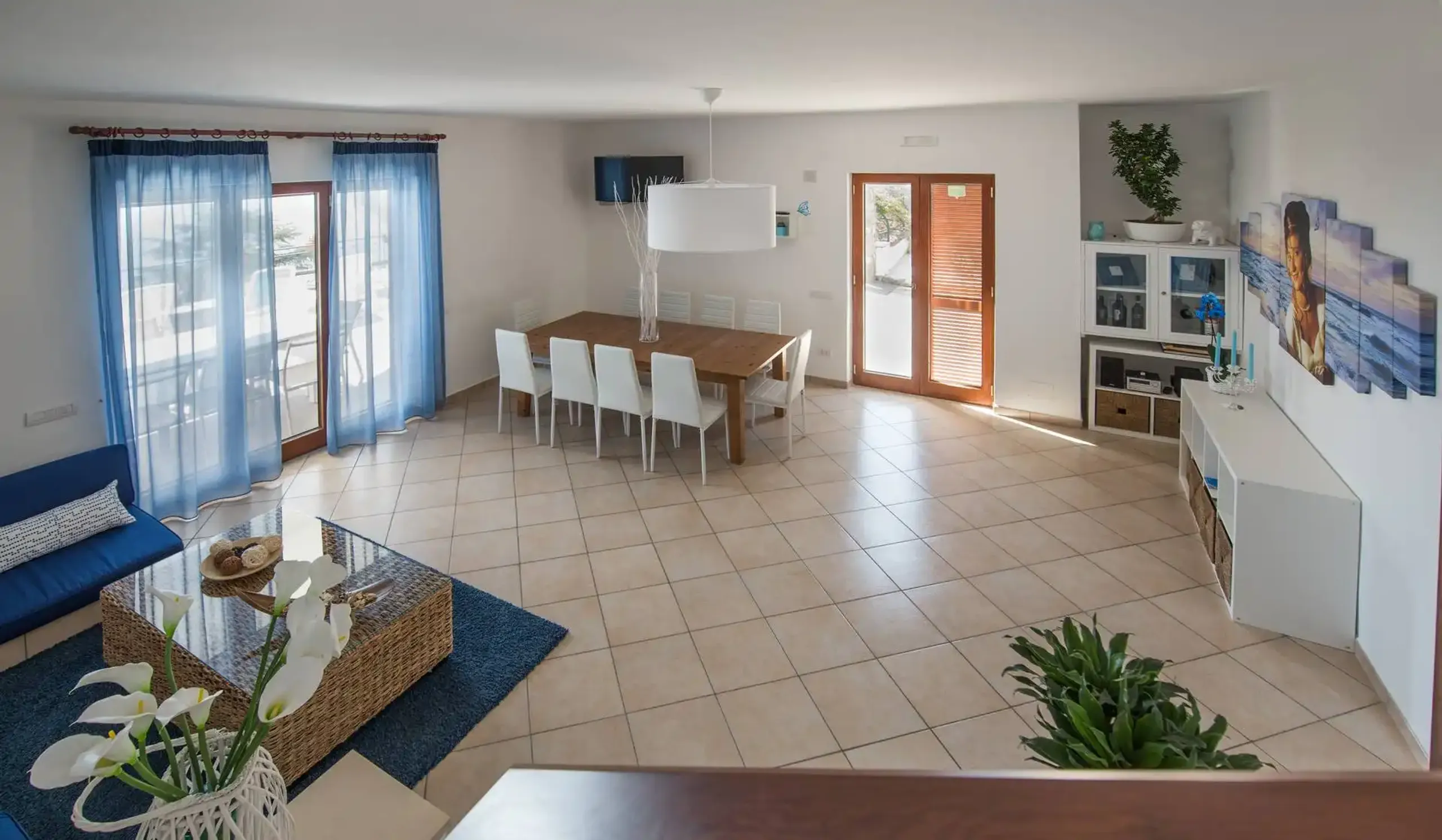 Lavishly Appointed Coastal Escape with Breathtaking Sea Views and Private Pool — photograph 11