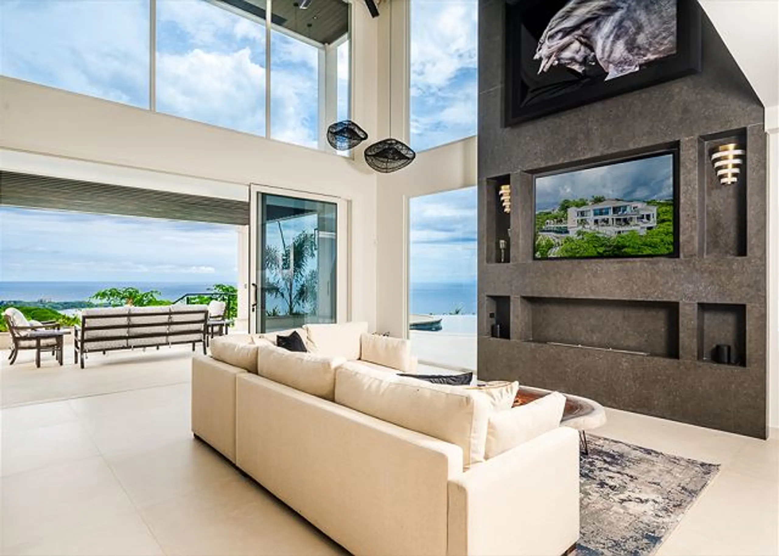 Stunning Luxury Resort-Style Villa with Private Pool, Firepit Area and Ocean Views — photograph 5