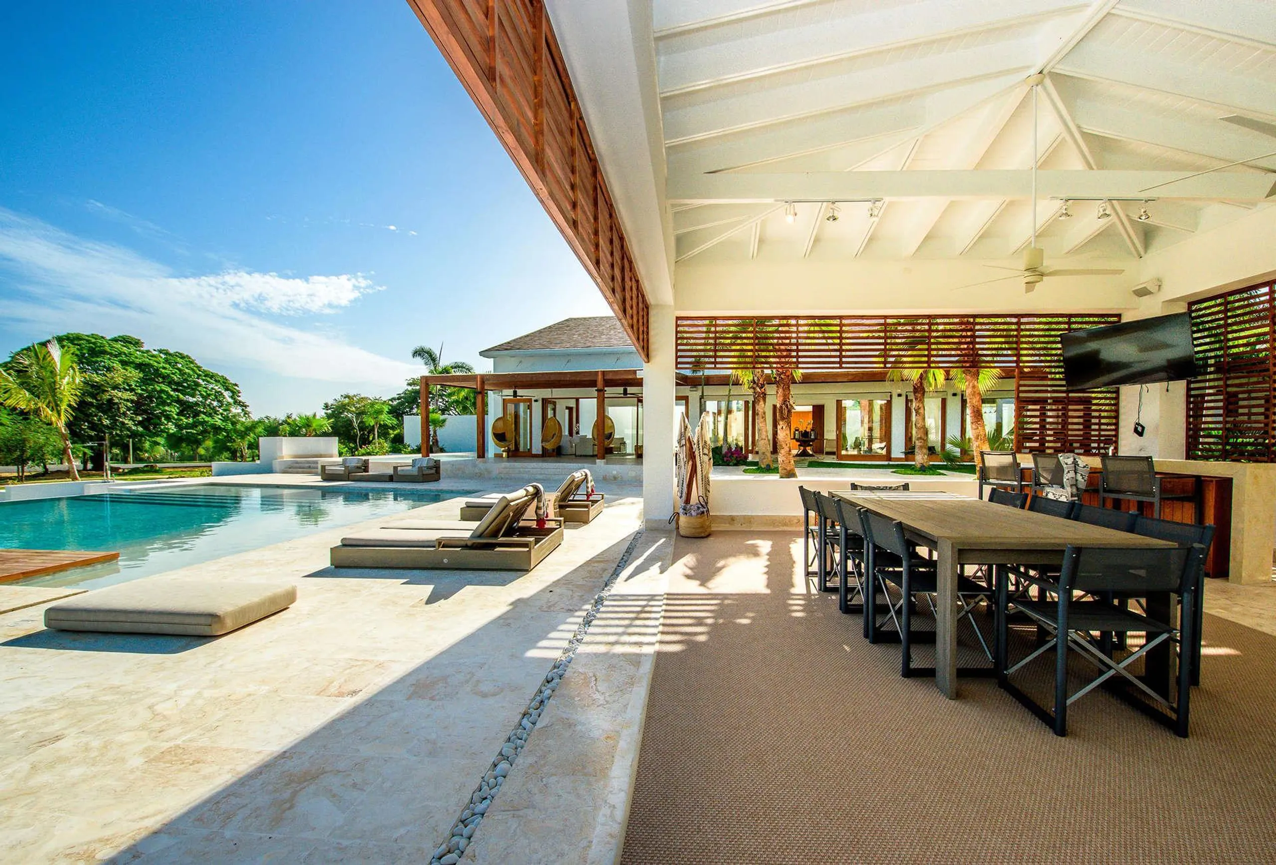 Modern Contemporary Villa with Private Infinity Pool and Stunning Golf Course Views — photograph 3